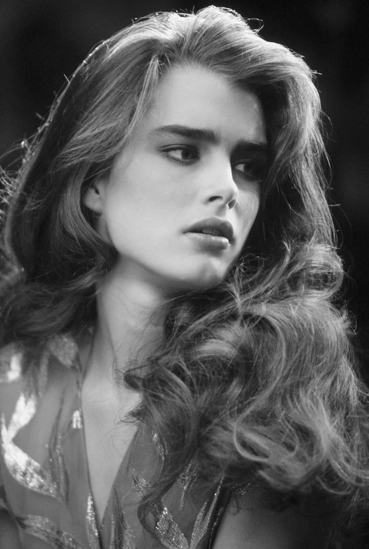 1280x1902 Download Brooke Shields Monochrome Wallpaper