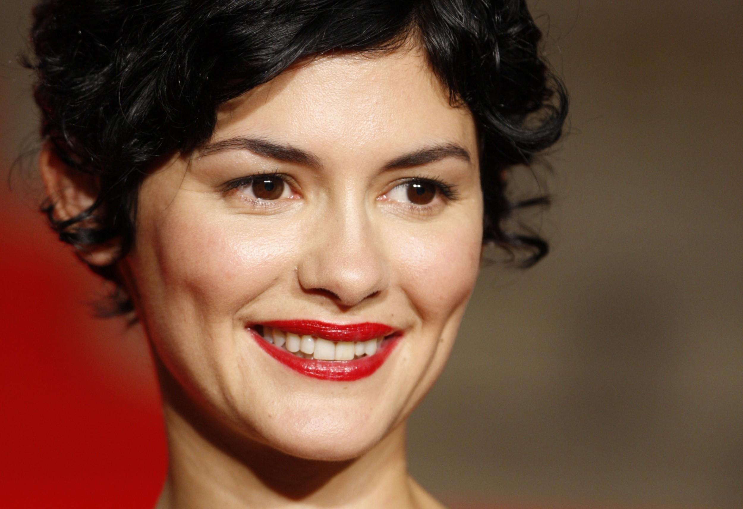 2500x1712 Audrey Tautou Gallery HD Wallpaper