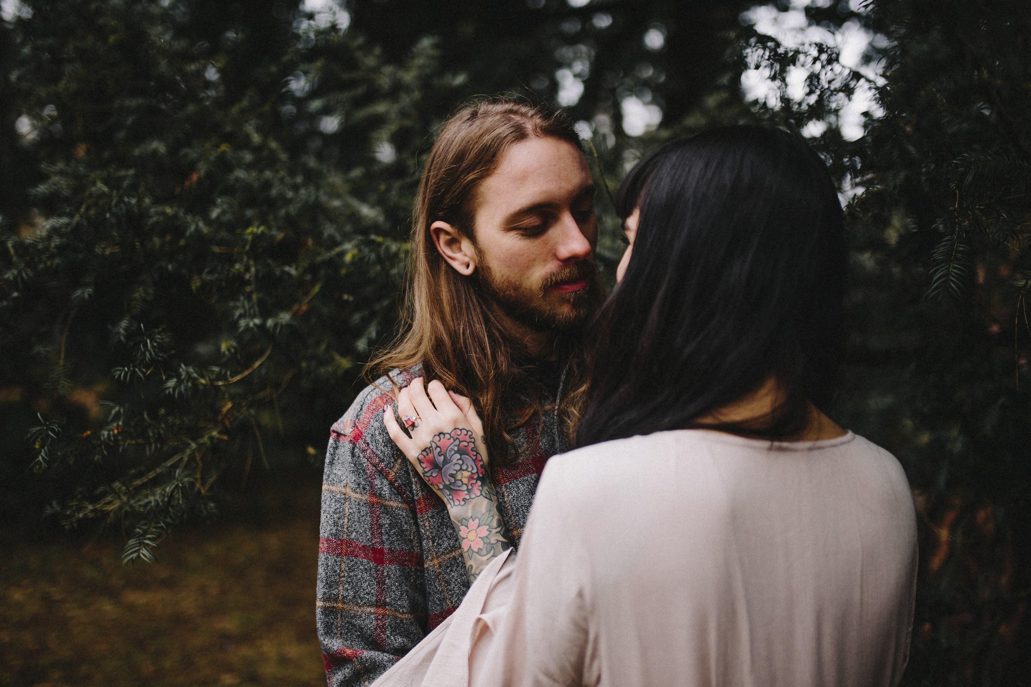 3500x2333 Wallpaper / a man with long hair and woman with tattoos prepare to kiss in westonbirts national arboretum, national arboretum kiss 4k wallpaper free download