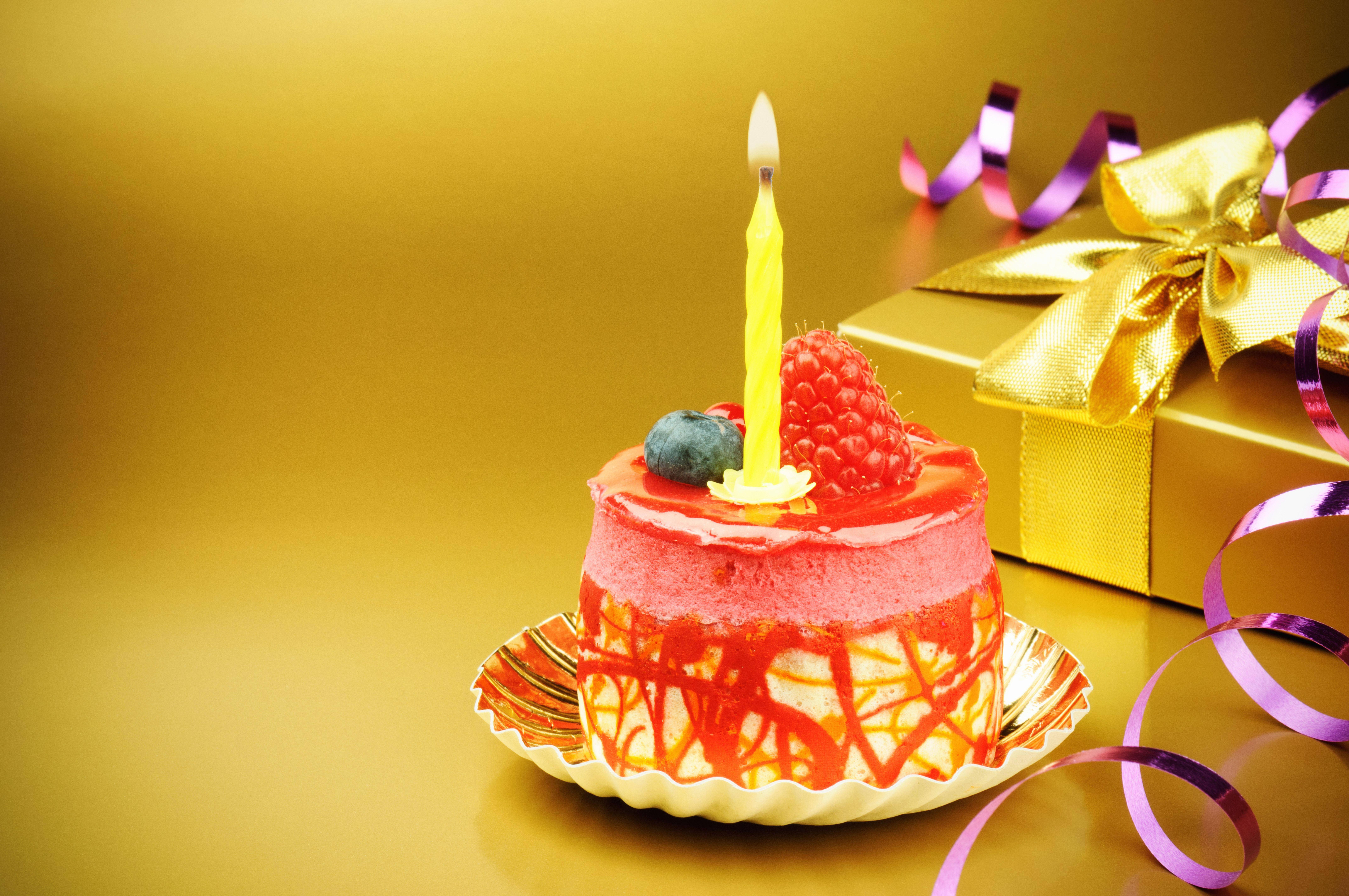 8576x5696 Download It's My Birthday Berries Wallpaper