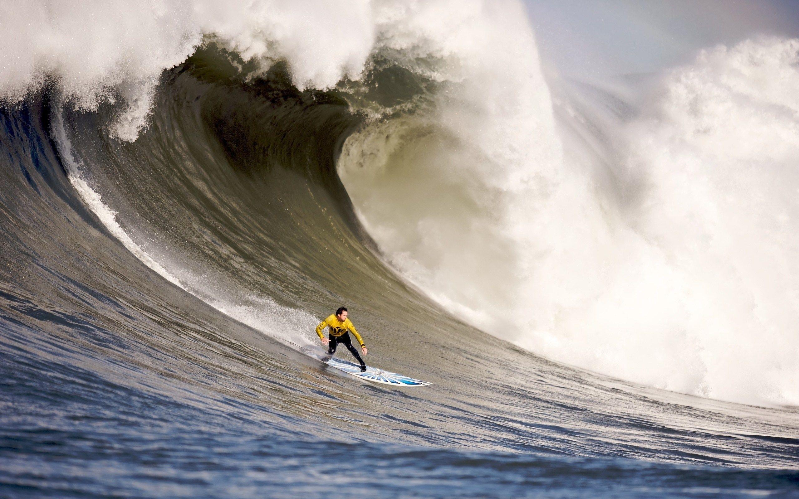 2560x1600 Big Wave Surfing iPhone Wallpaper