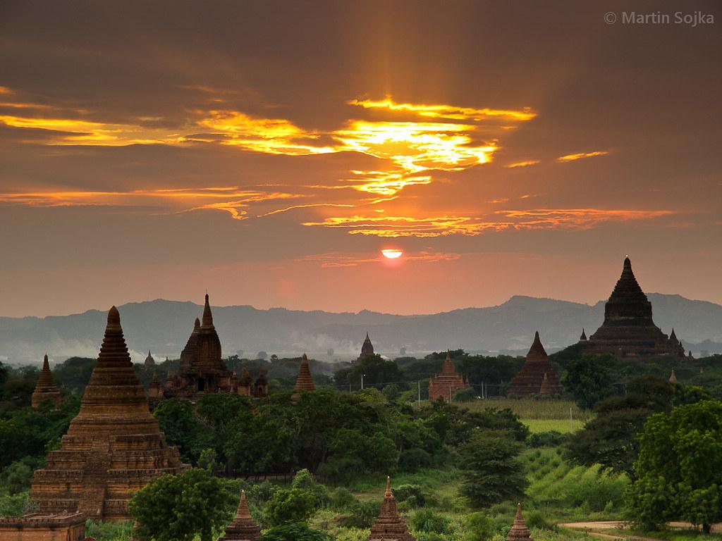 1024x768 Sunset over Bagan Myanmar (Burma). Spectacular Bagan was