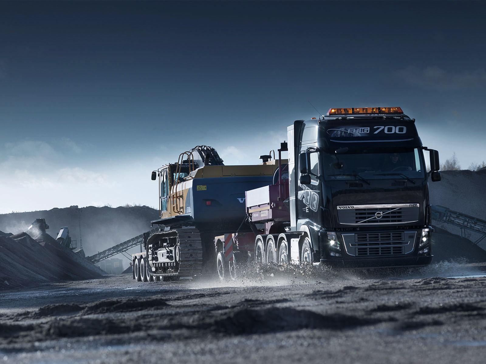 1600x1200 Powerful Semi Truck HD Wallpaper For Your Screen