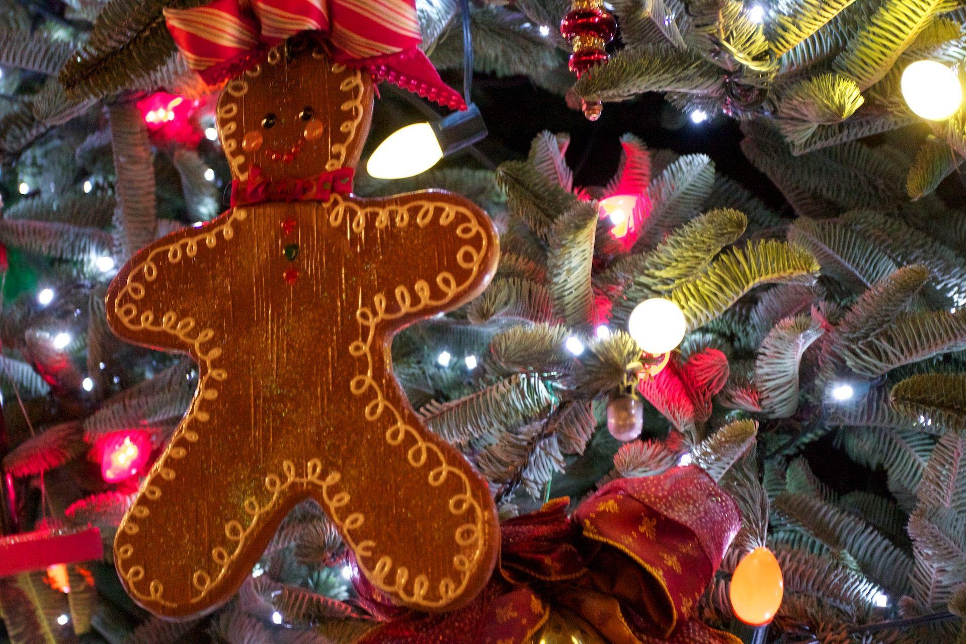 1920x1280 Christmas Tree and Gingerbread Man Ornament Desktop Wallpaper
