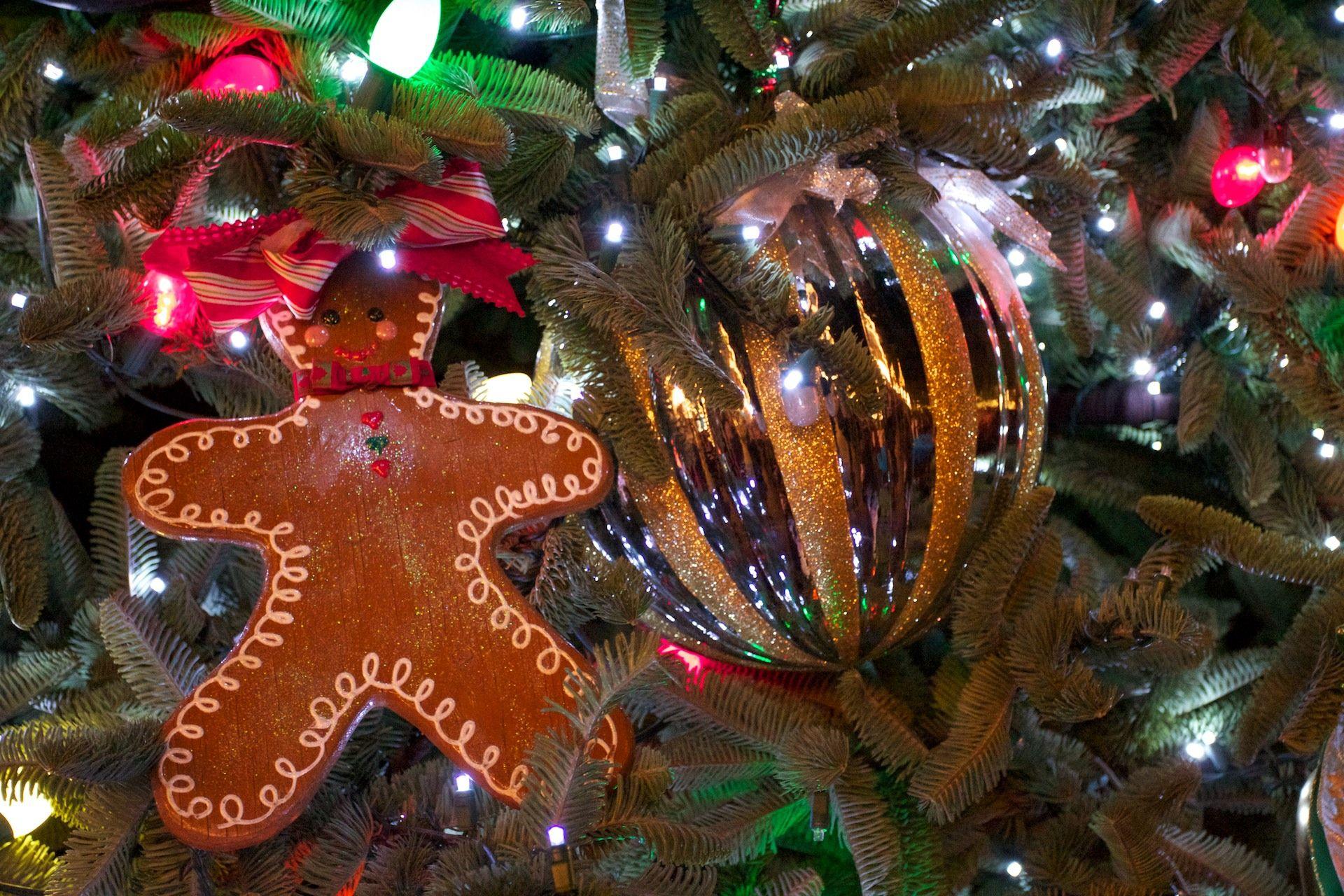 1920x1280 Christmas Tree with Gingerbread Man at Night Desktop Wallpaper