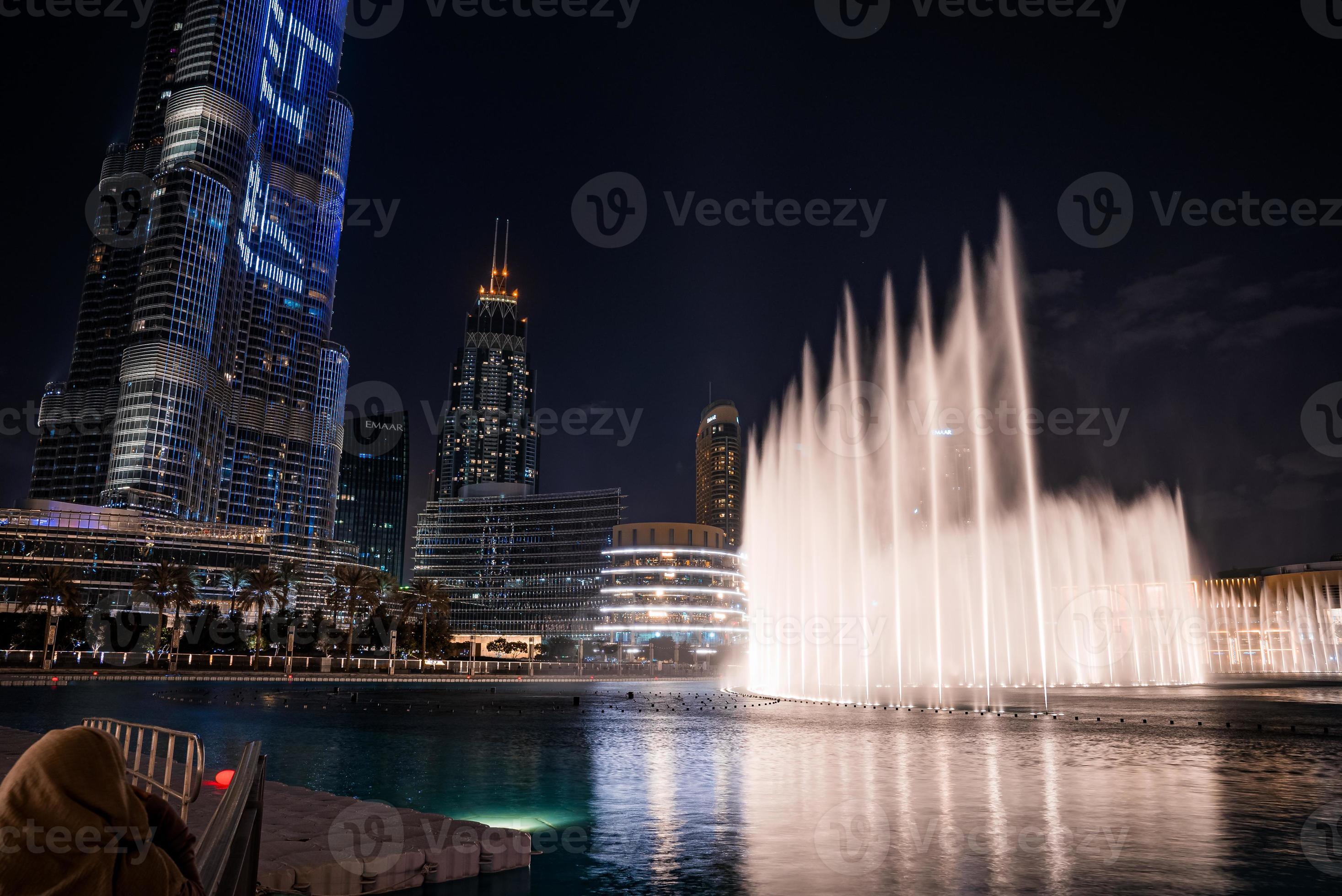 2934x1960 Burj Khalifa skyscraper at night in Dubai. Beautiful fountains in front of the Burj Khalifa