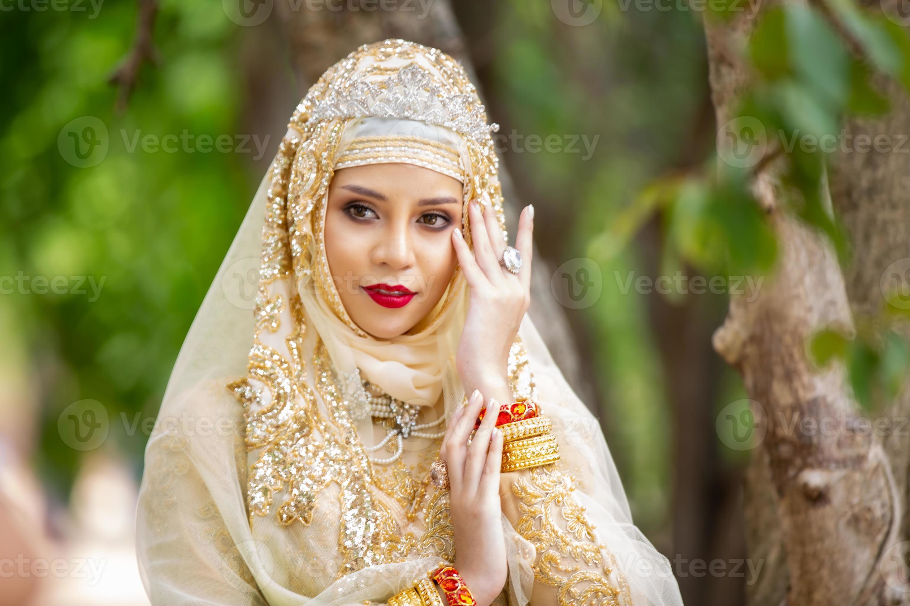 2940x1960 Portrait of a beautiful indian girl .India woman in traditional sari dress and jewelry. Portrait muslim bride posing