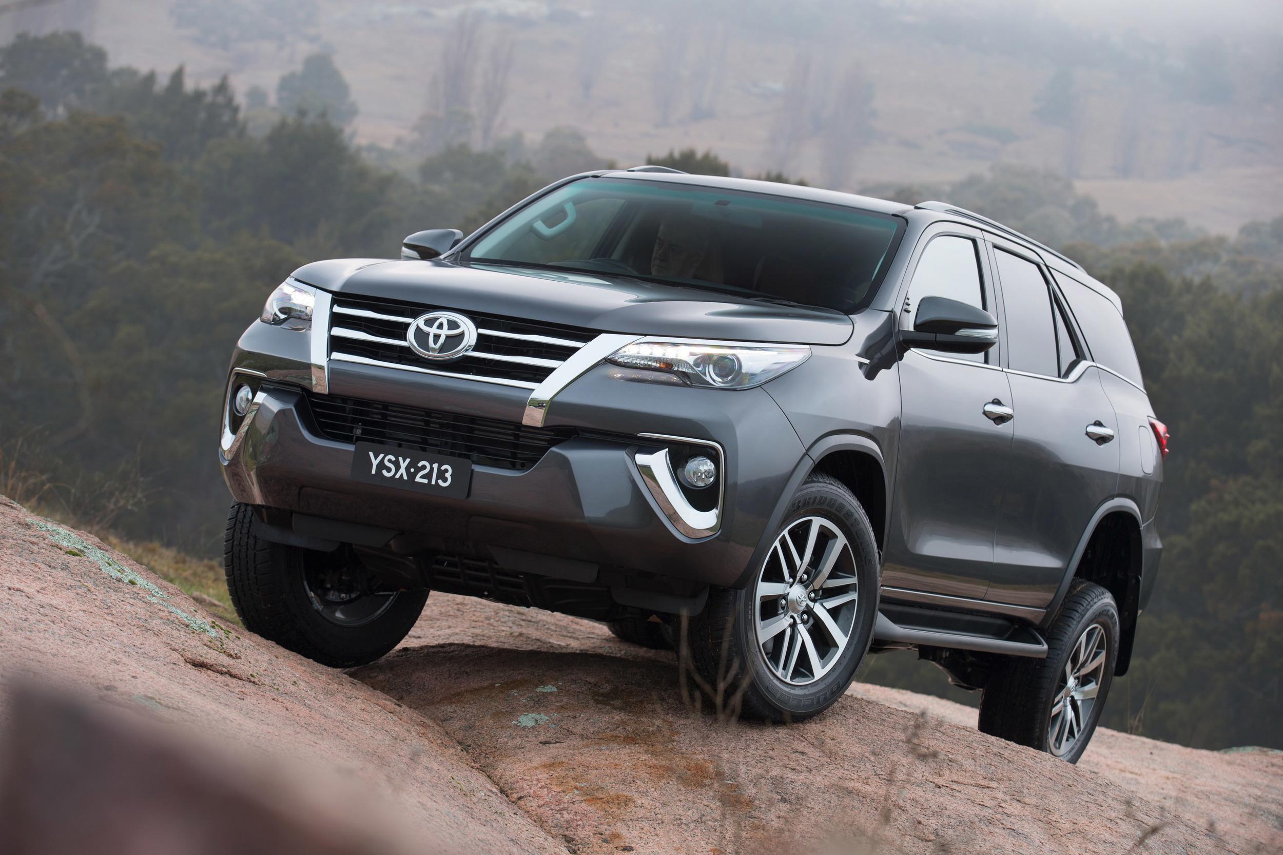 2500x1666 Toyota Fortuner Photo Gallery
