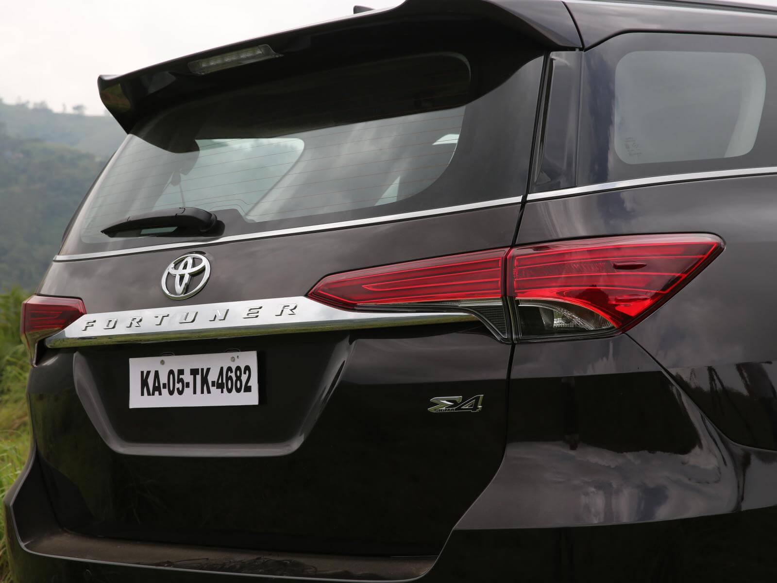 1600x1200 Toyota Fortuner wallpaper, free download