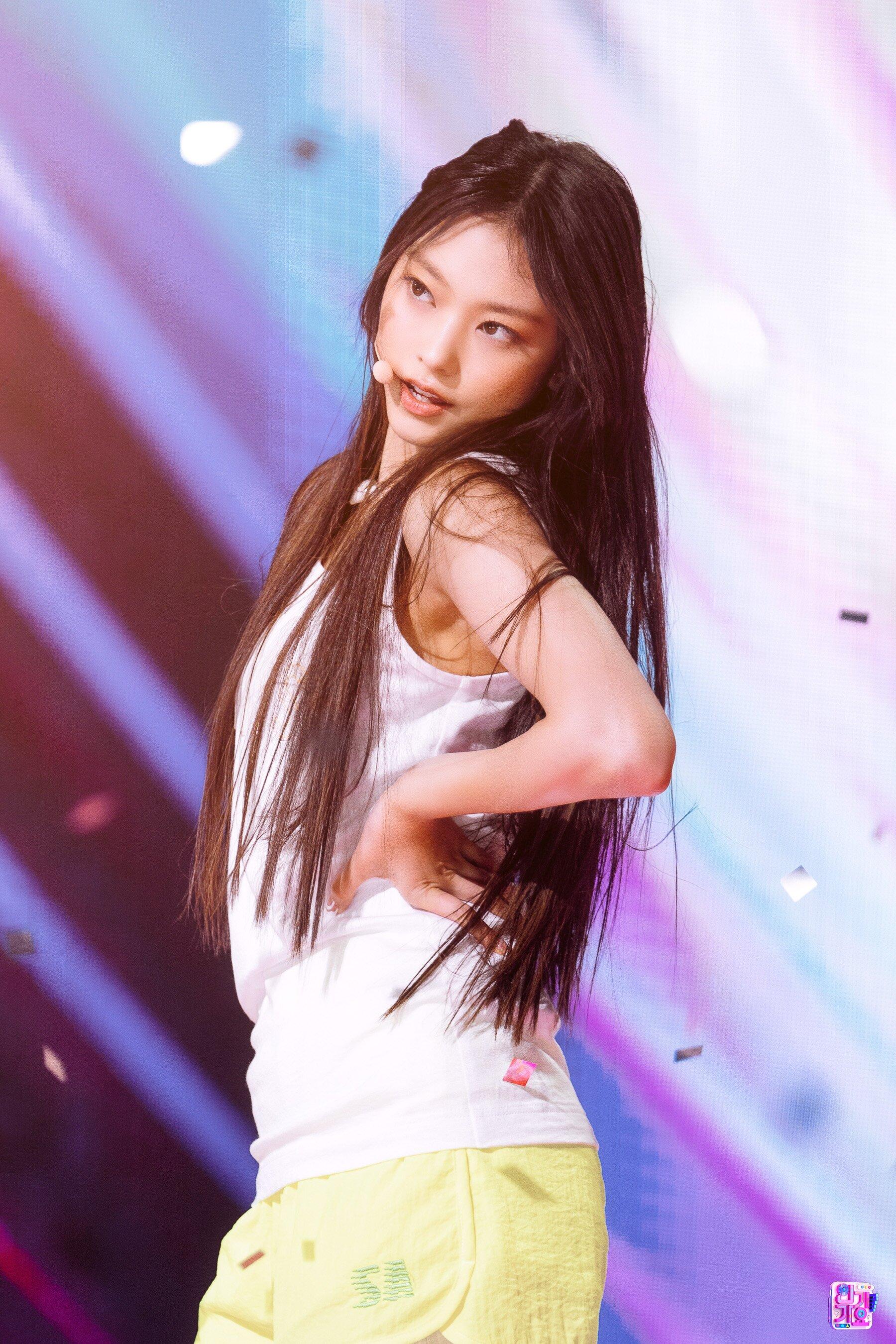 1800x2700 NewJeans Haerin - 'Attention' at Inkigayo