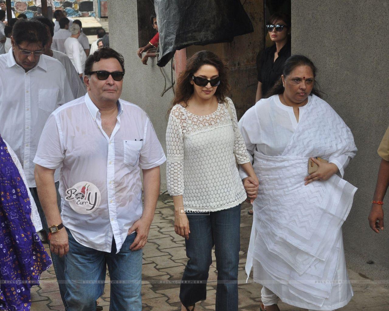 1280x1024 Wallpaper Kapoor and Madhuri Dixit at late actor Shammi Kapoor's funeral in Mumbai size:1280x1024