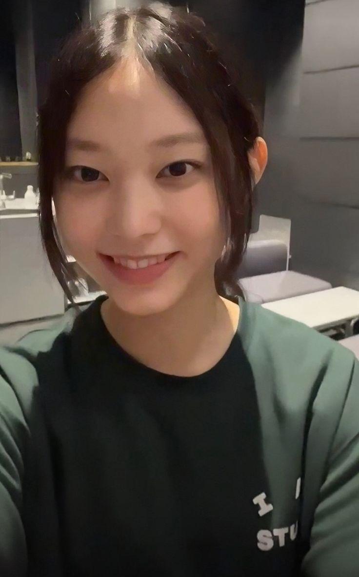 736x1183 ᗒᗣᗕ)՞ haerin newjeans wallpaper. Girl reading, Doyeon, Kpop