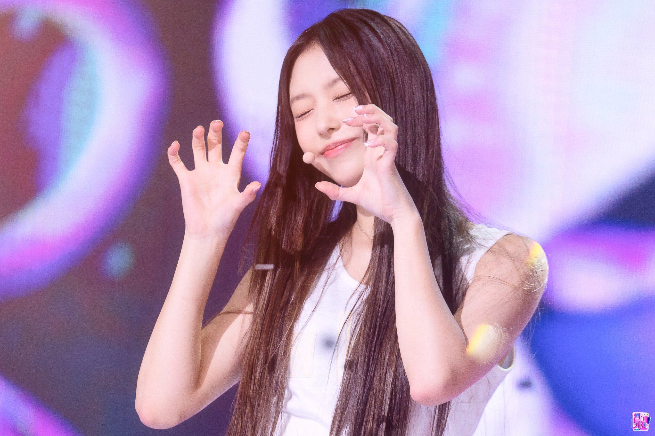2700x1800 Haerin KPOP Image Board