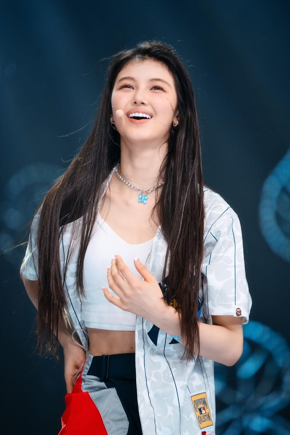 960x1440 These Gorgeous HD Stage Picture Of NewJeans' Members Show Off Their Adorable Visuals