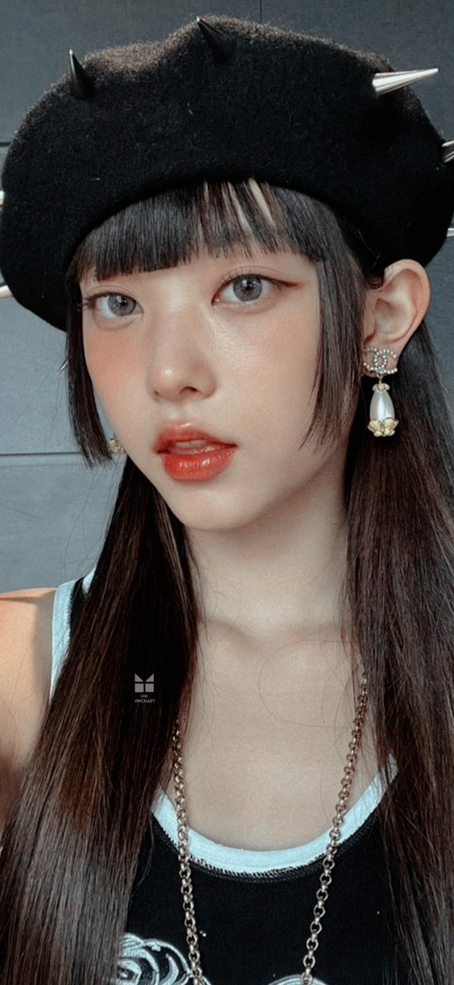 886x1920 haerin edit