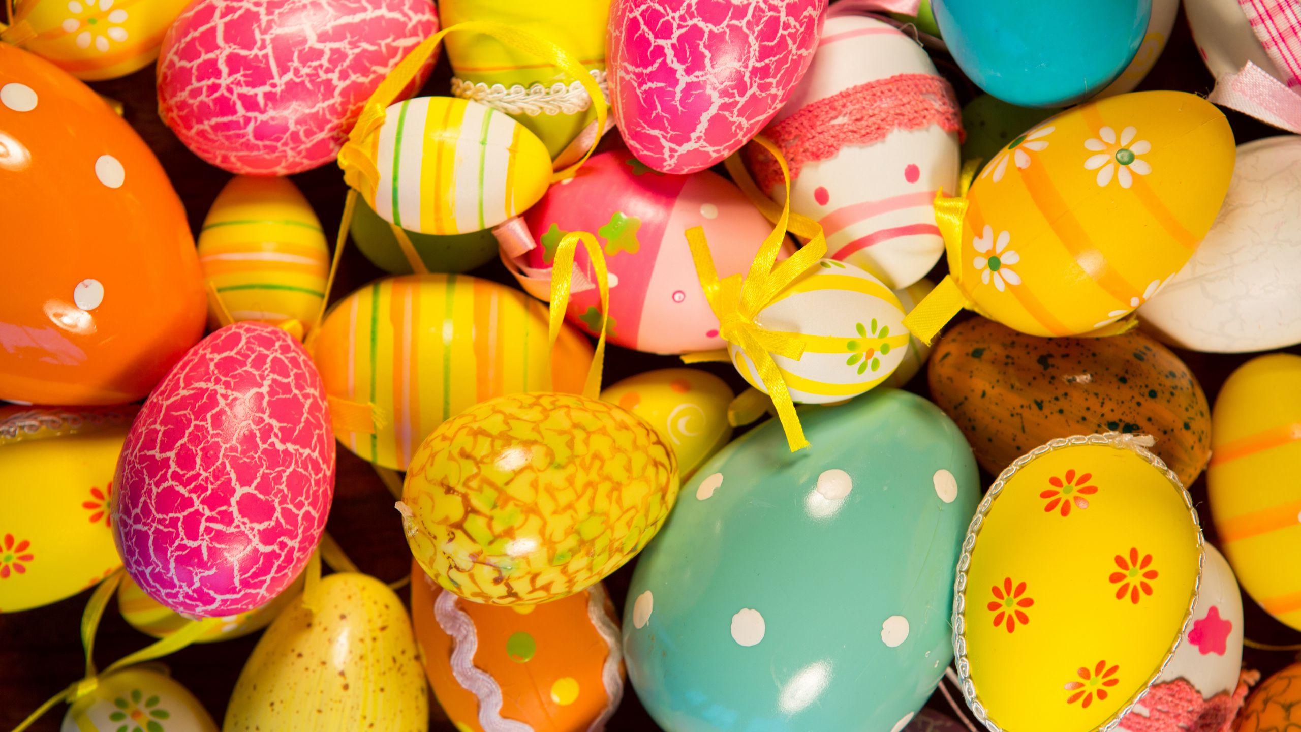 2560x1440 Download wallpaper 2560x1440 easter eggs, easter, painted eggs, holiday widescreen 16:9 HD background