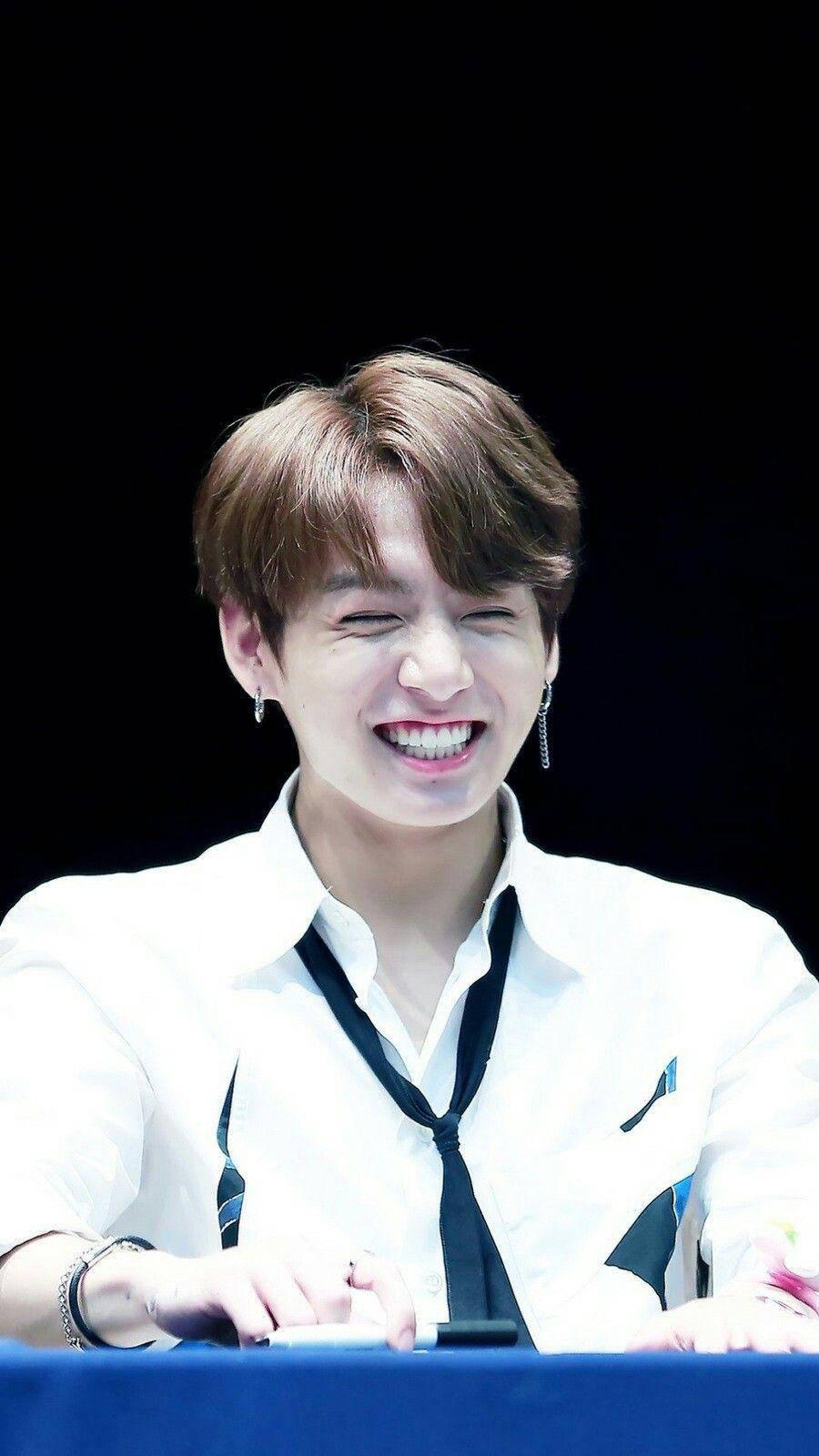 900x1600 Download Cute Bts Jungkook Smiling At Fanmeet Wallpaper