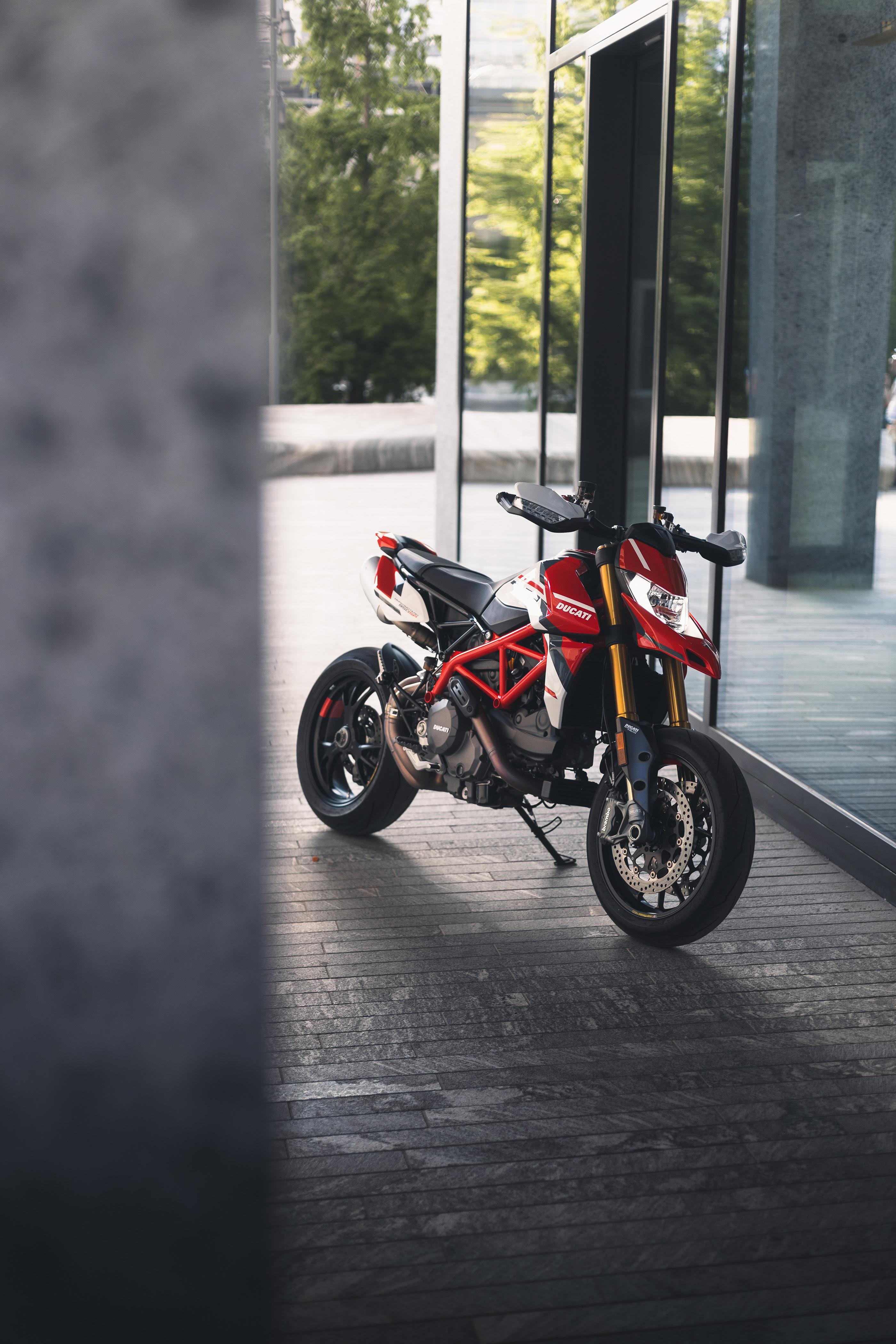 2800x4200 Ducati Hypermotard 950 SP