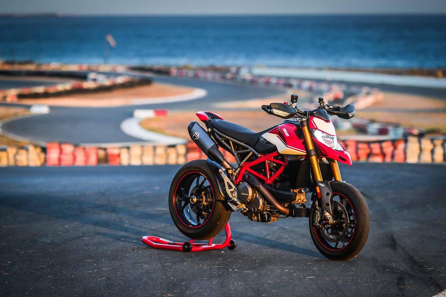 1440x960 DUCATI HYPERMOTARD 950 (2019) Review