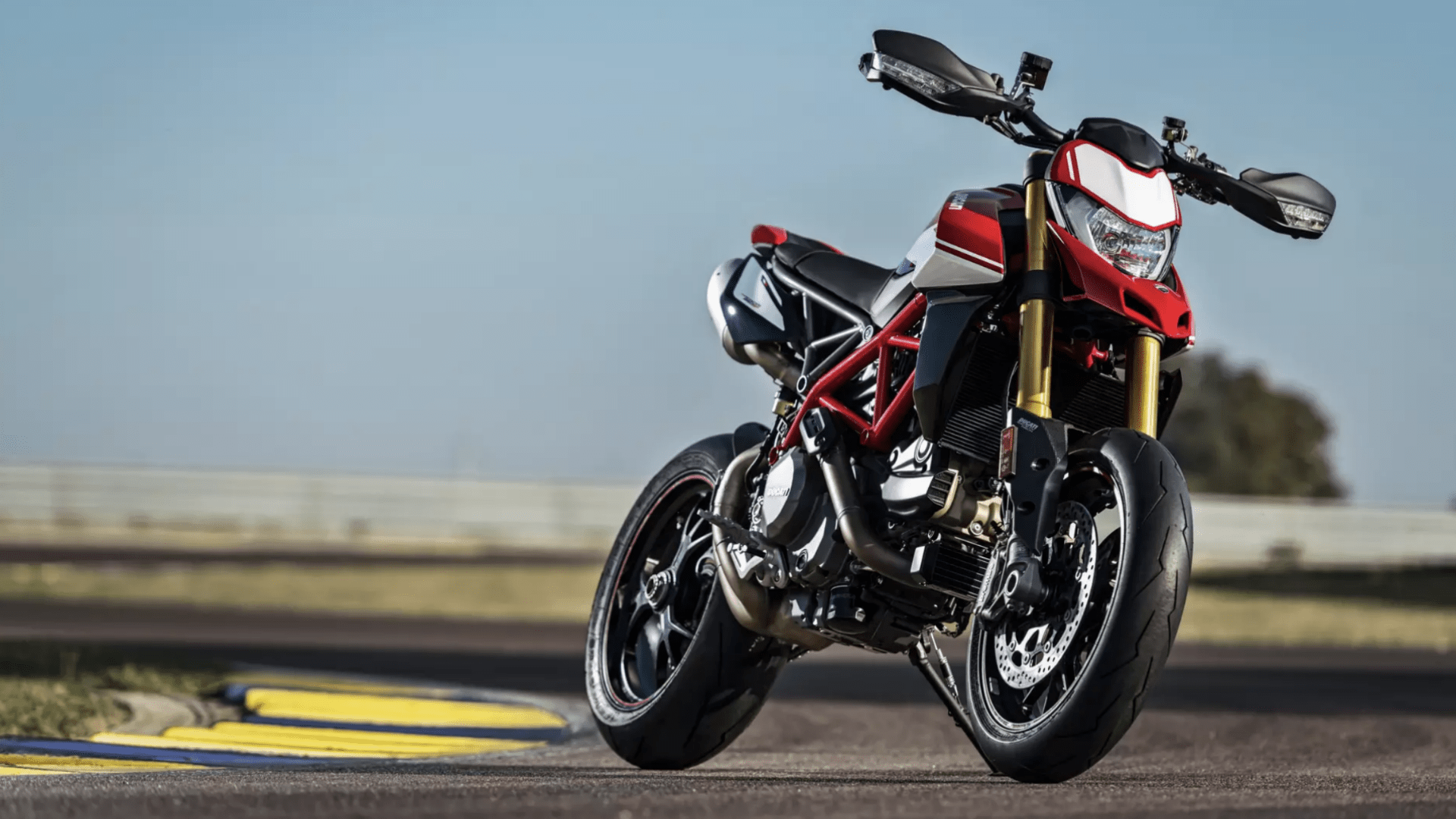 1920x1080 Ducati Hypermotard 950: Bologna's Dedicated Hooligan Gains Power and Specialized Tech
