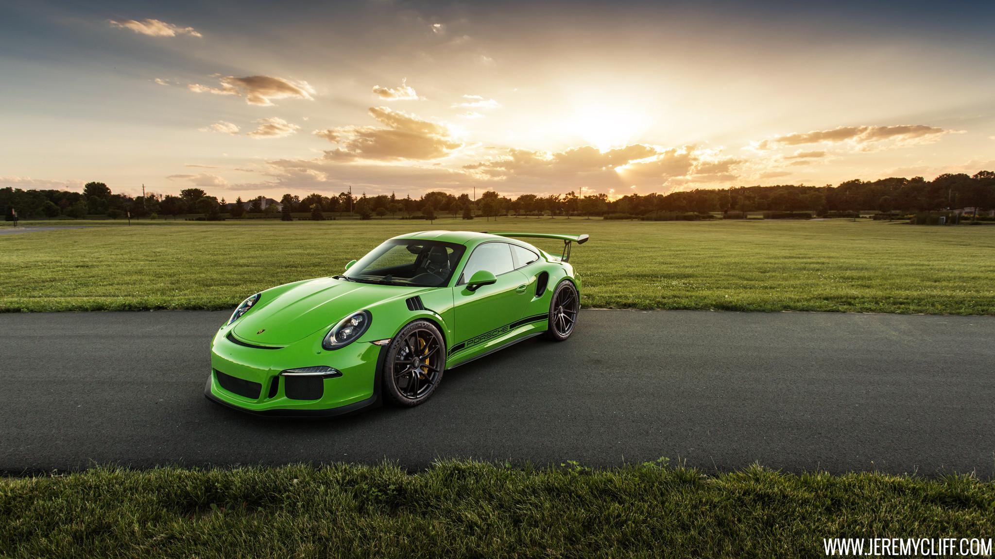 2048x1152 Porsche Gt3 Wallpaper