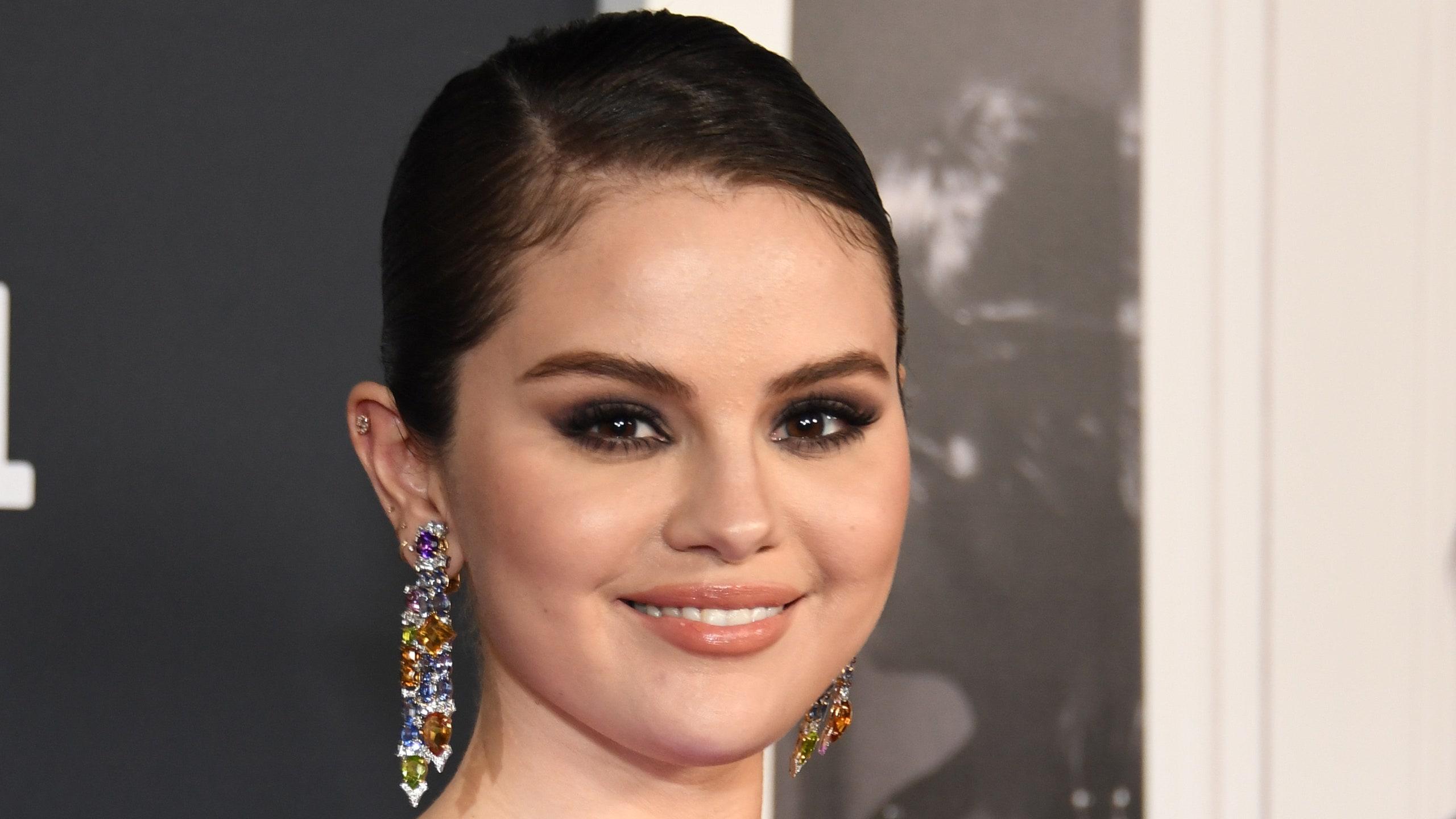 2560x1440 R.I.P. Me Because Selena Gomez Just Posted Her Bare Skin and Natural Curls