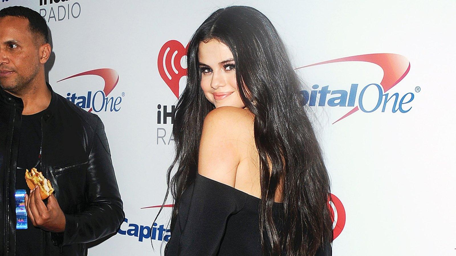 1600x900 Selena Gomez Has Handler Hold Chick Fil A Sandwich On Red Carpet: Photo