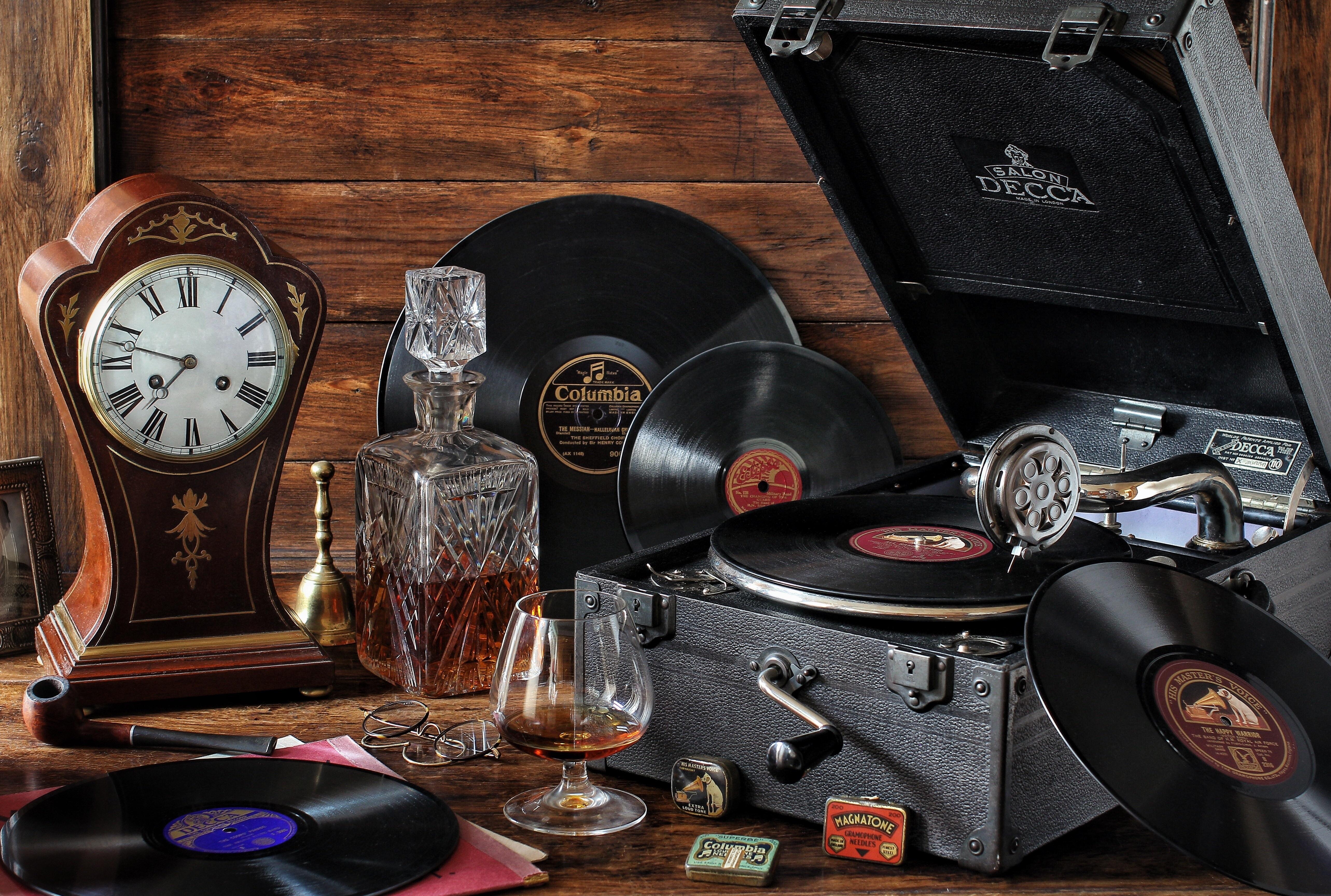 5133x3456 Old gramophone with vinyl records, clock and cognac on the table Desktop wallpaper 640x480