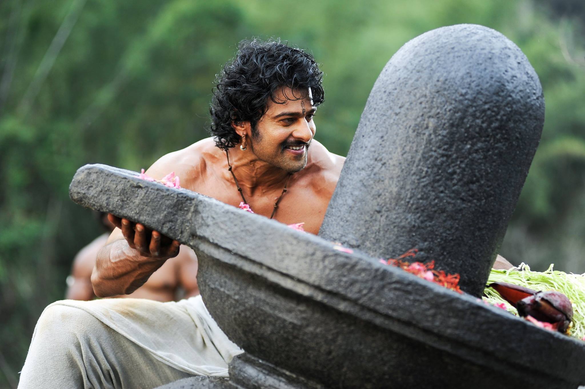 2048x1362 Baahubali during the shoot of Shivuni Aana song at Athirapally water falls in Kerala. #Baahubali #LiveTheEpic
