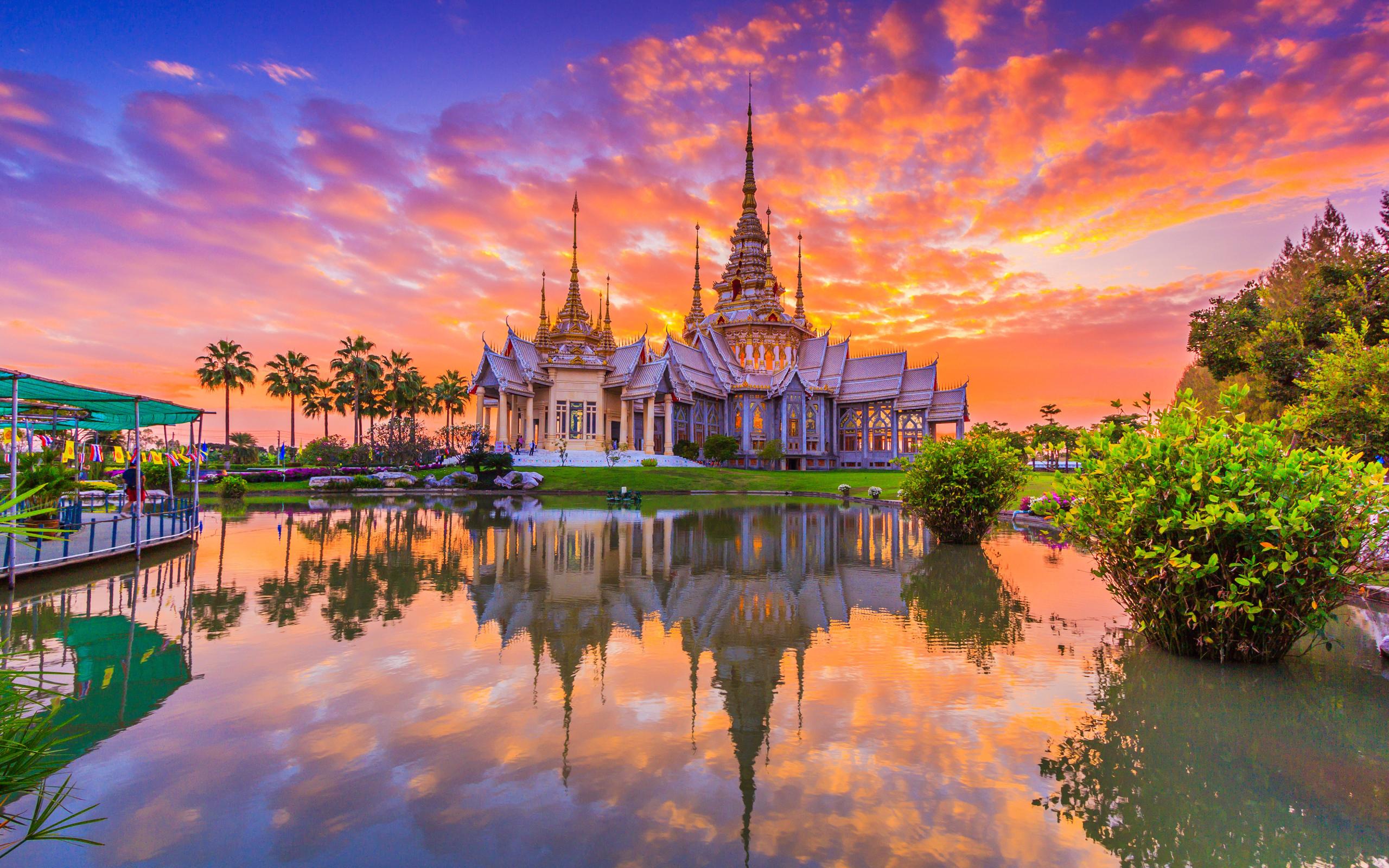 2560x1600 Beautiful temple under the pictureque sky at sunset, Thailand Desktop wallpaper 2560x1600