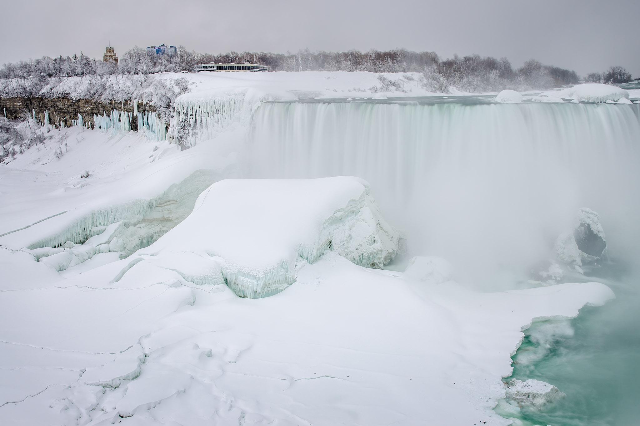 2048x1365 Frozen Niagara Falls in Winter