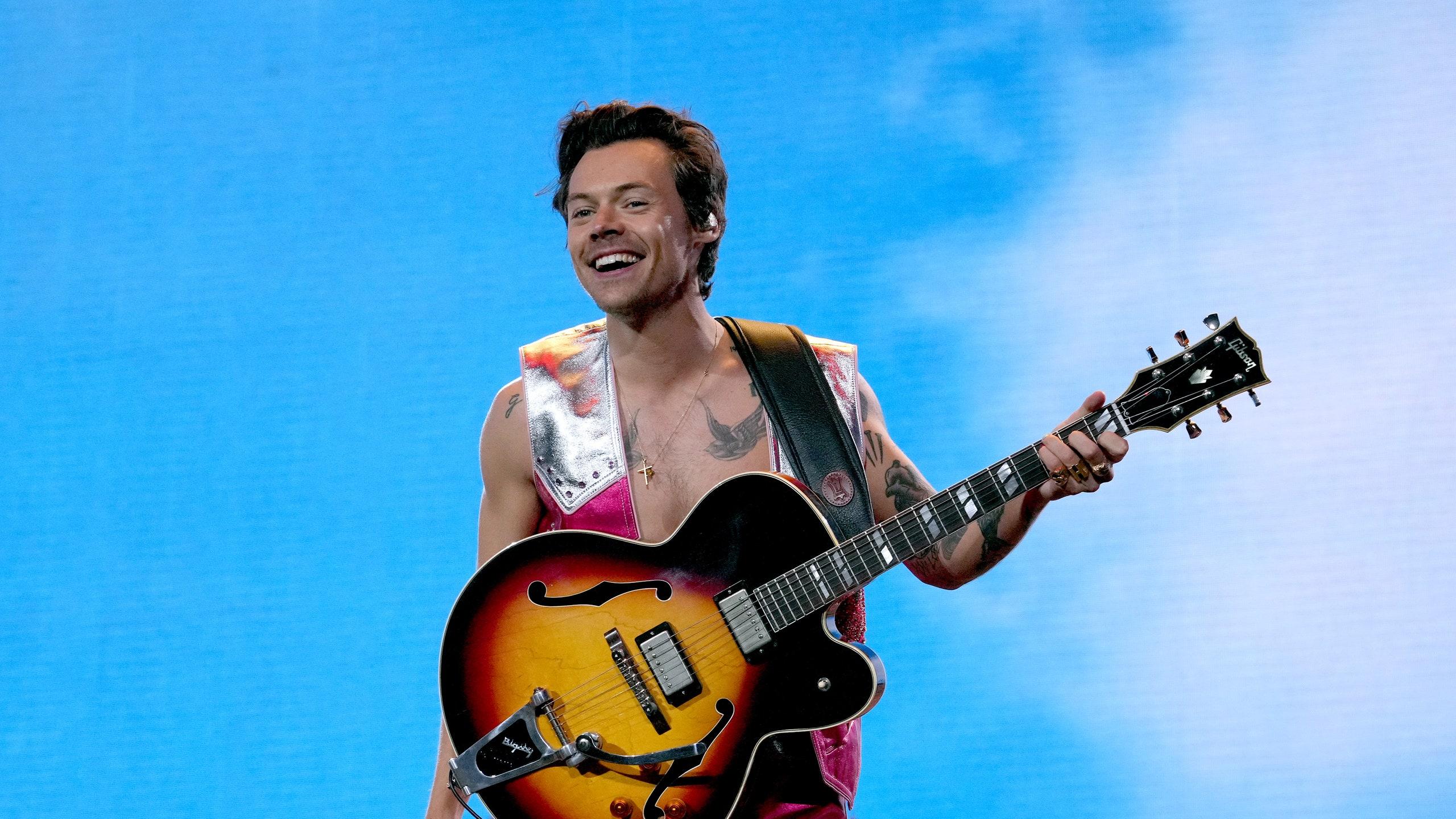 2560x1440 Harry Styles Says Asking Him to Define His Sexuality Is “Outdated”