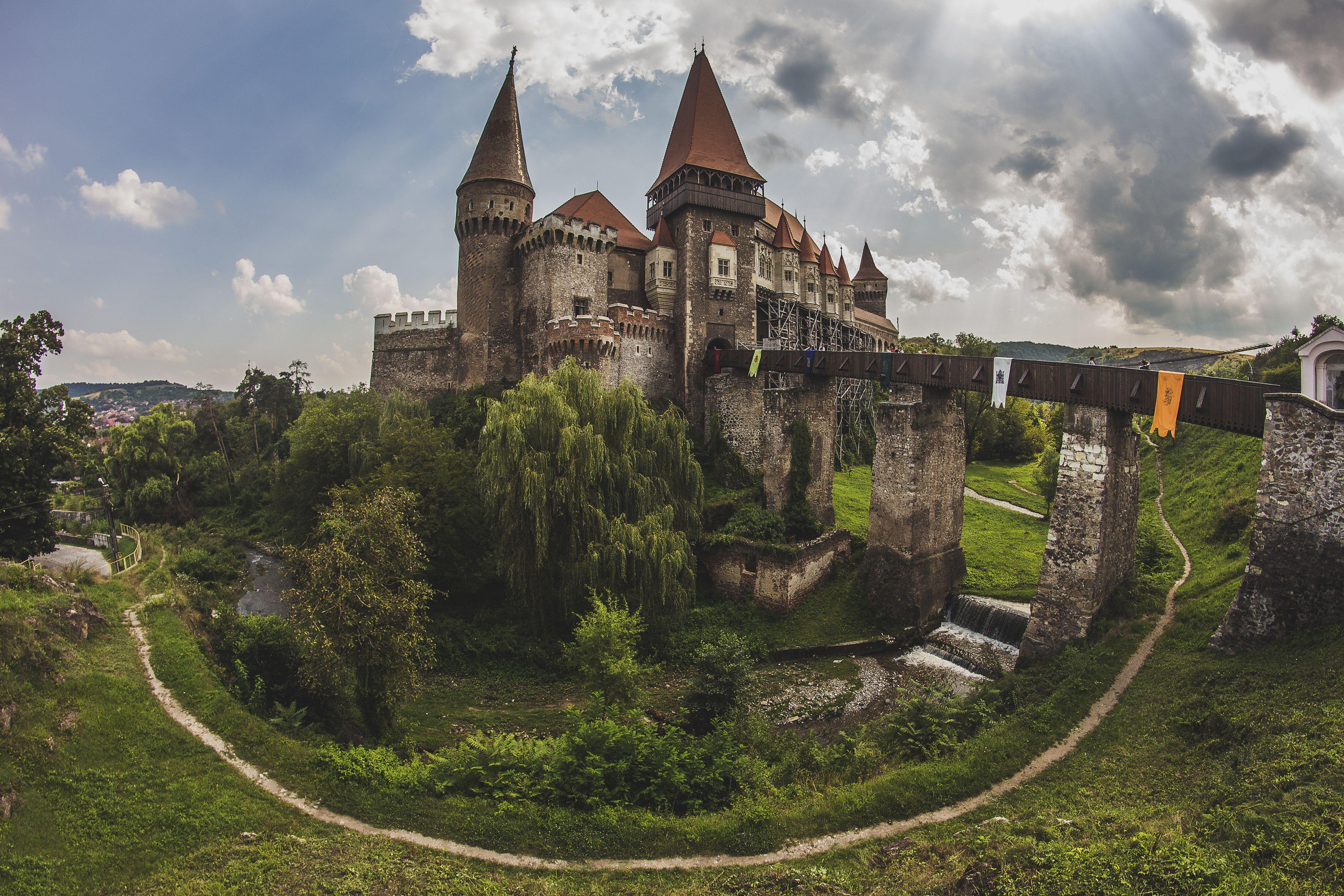 5080x3387 Hungary Castle