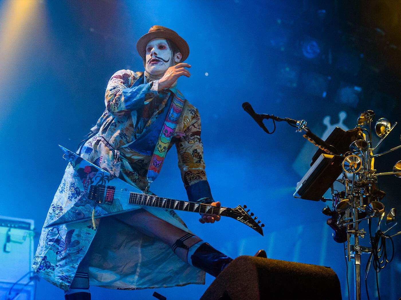 1400x1050 Limp Bizkit's Wes Borland has been playing shows despite his broken hand. Guitar.com. All Things Guitar