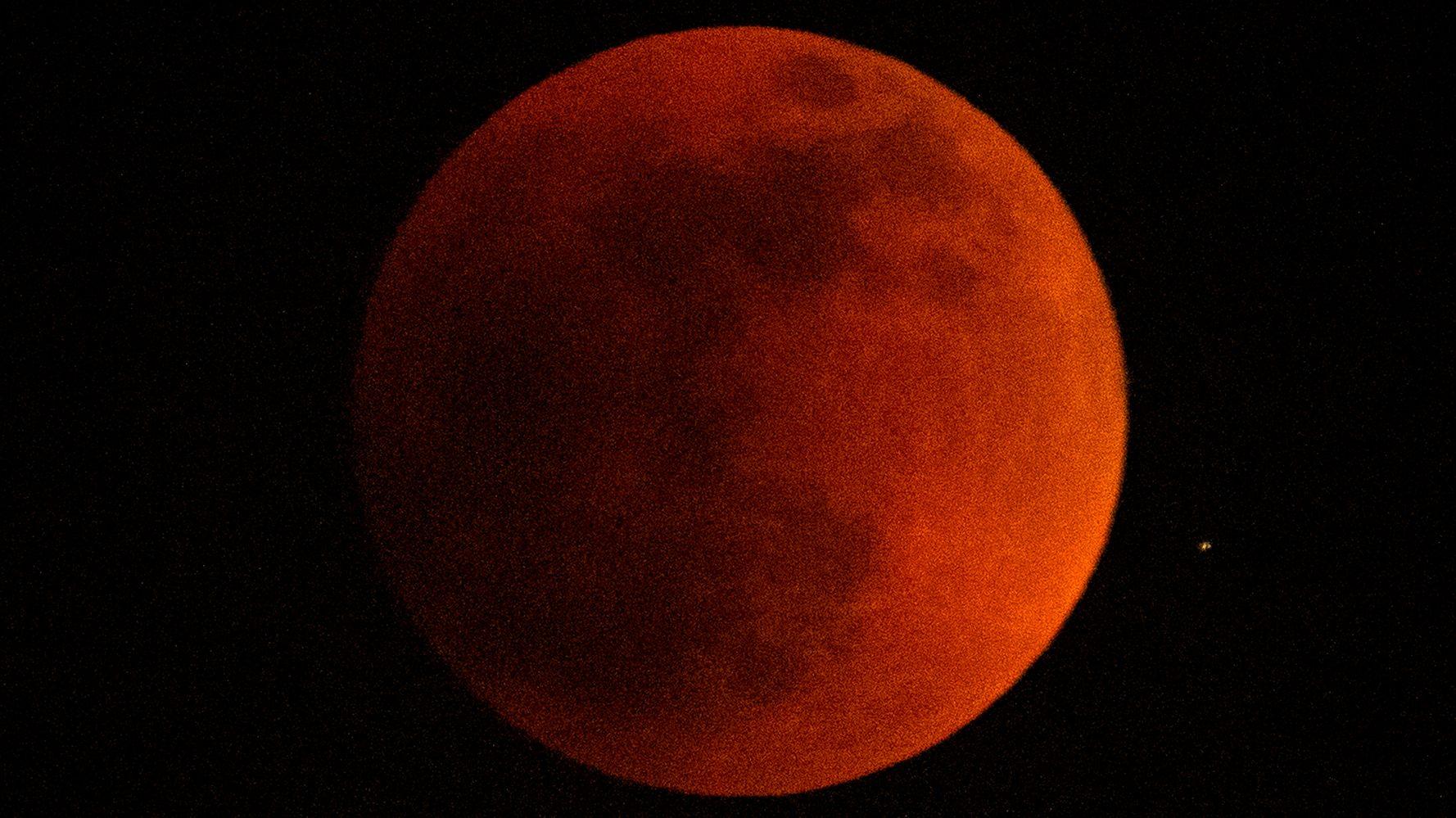 Когда будет красная луна 2024 года. Лунное затмение и надпись. Кровавая Луна 350*350. Леона лунное затмение. Red Eclipse.