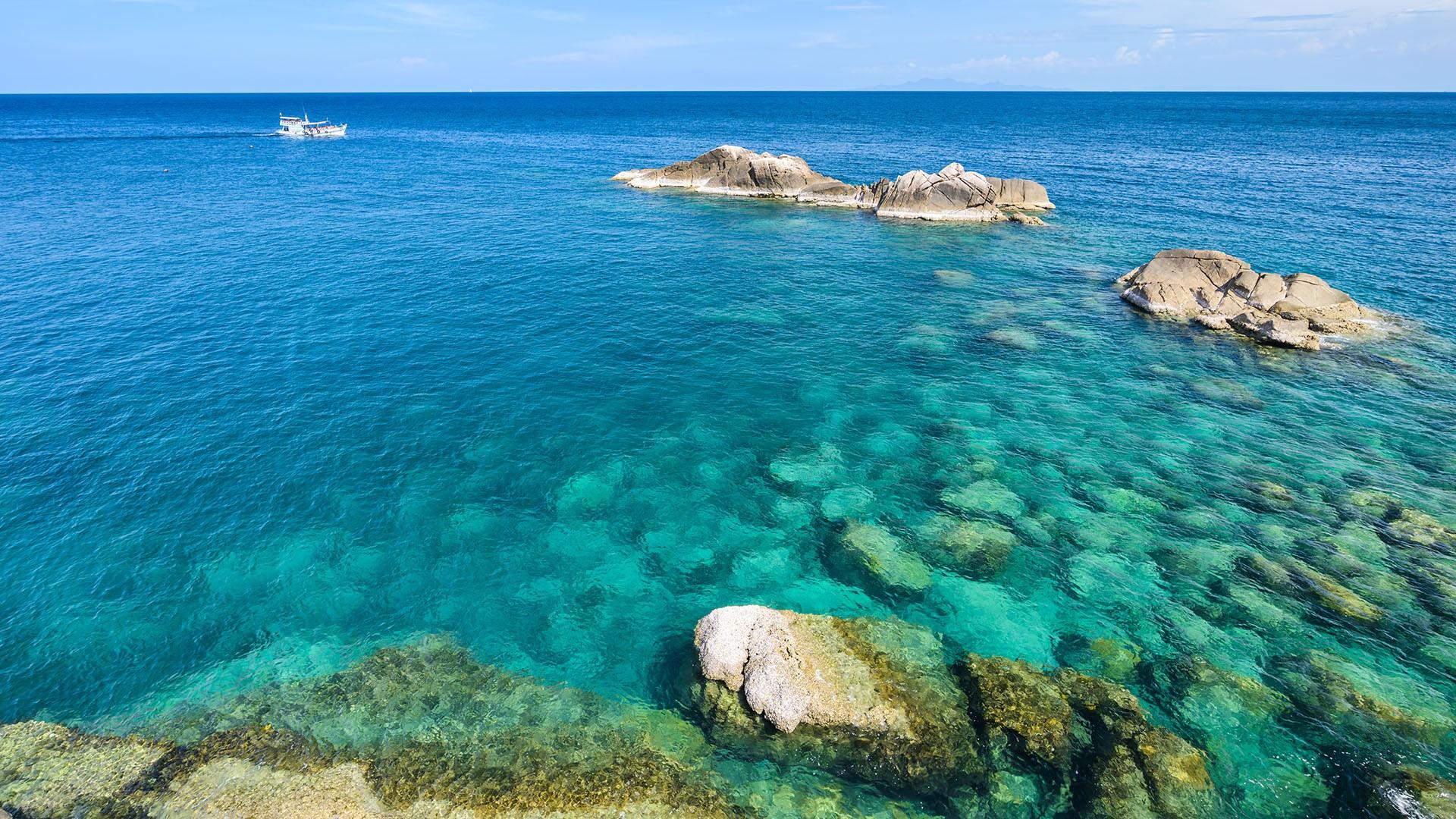 1920x1080 View from a beach to sea at Koh Tao island, Thailand. Windows 10 Spotlight Image