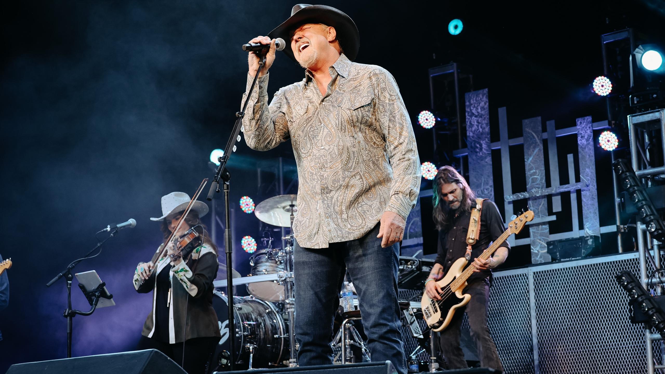 2560x1440 Trace Adkins to perform in between USFL playoff games