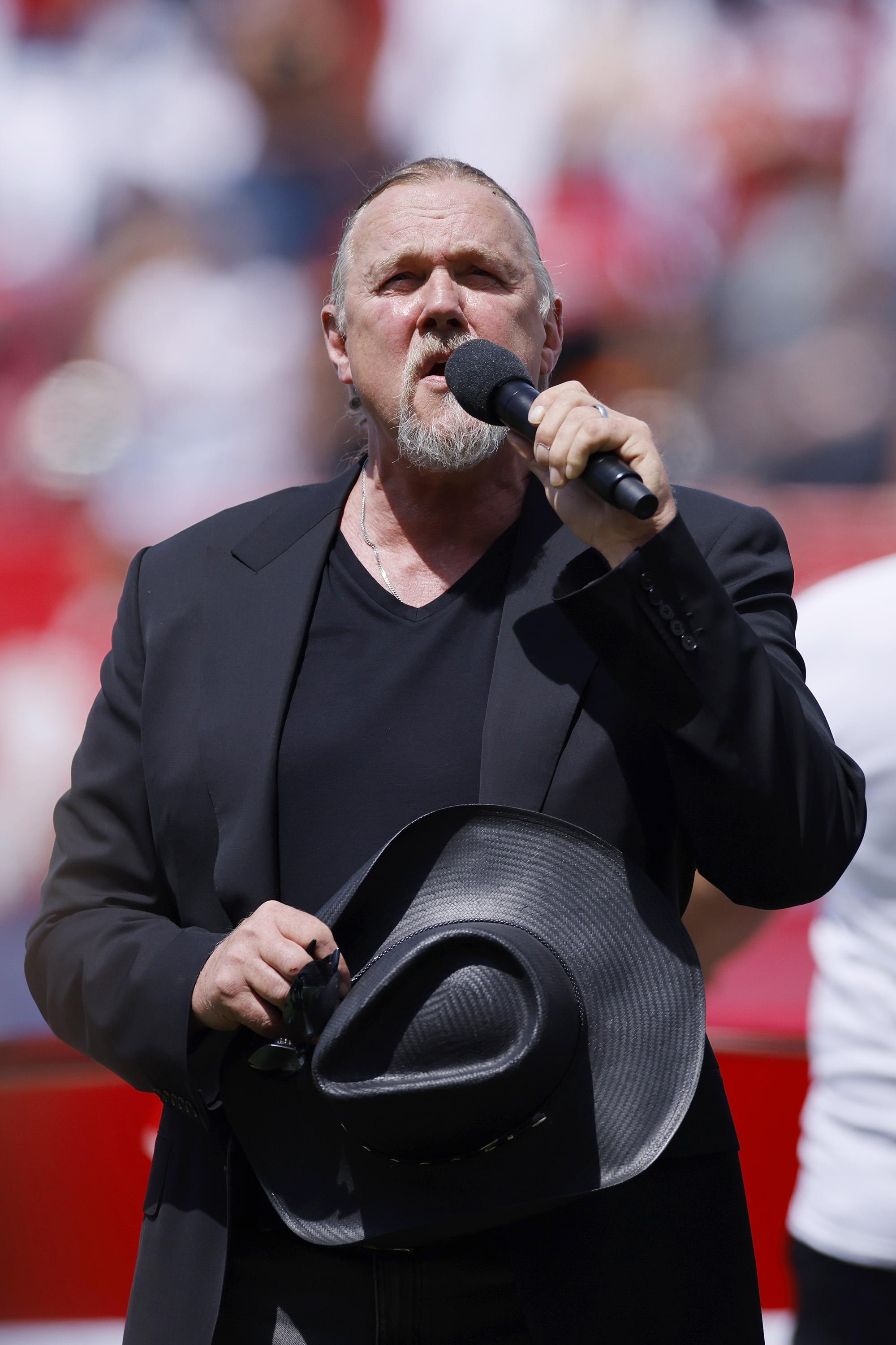 2000x3000 Monarch' star Trace Adkins had doctors 'fuse' detached finger so he could play guitar