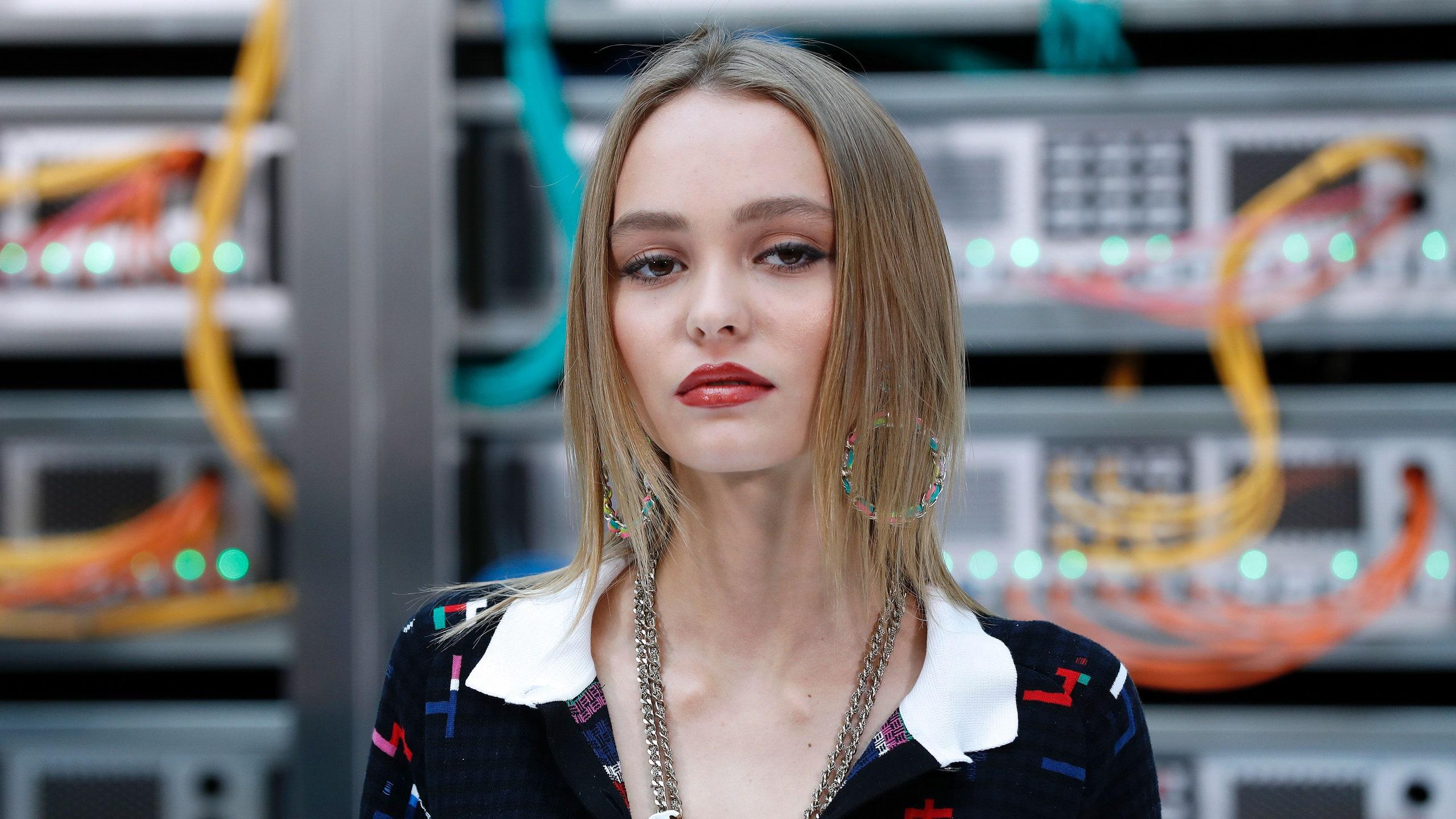 2560x1440 Lily Rose Depp Opens Up About Her Parents, Johnny Depp And Vanessa Paradis