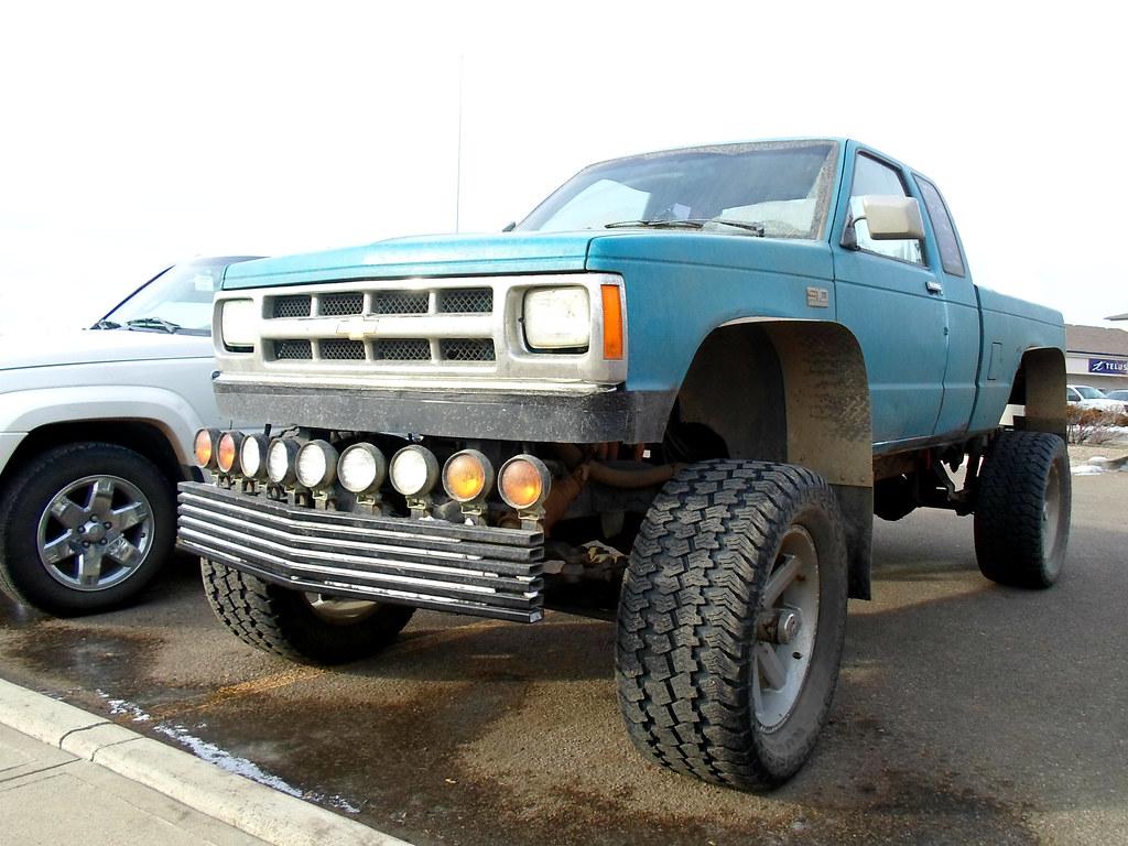 1024x768 Chevrolet S10. A Chevrolet S10 pickup truck that has raised