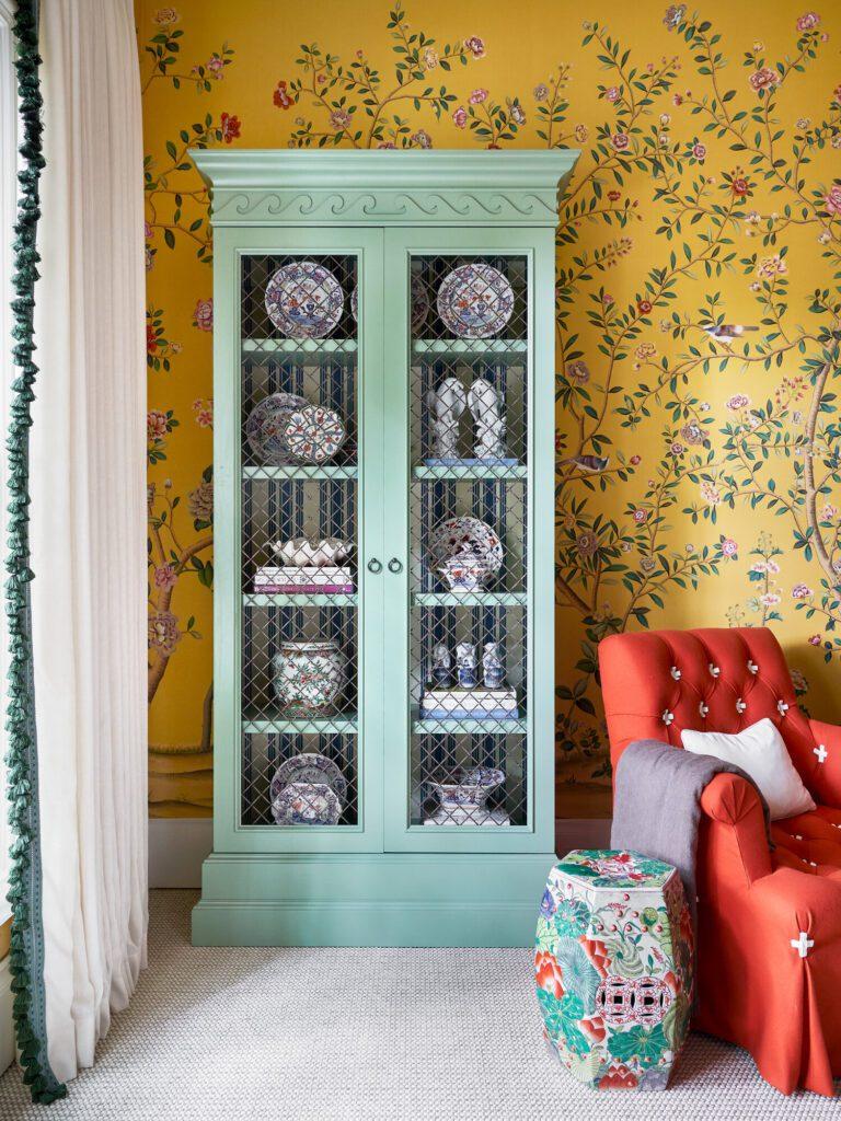 768x1024 Dina Bandman Kips Bay Dallas Bedroom De Gournay Wallpaper Maltese Cross Tufting Chair Cabinet Chinoiserie Plates Garden Stool Glam Pad
