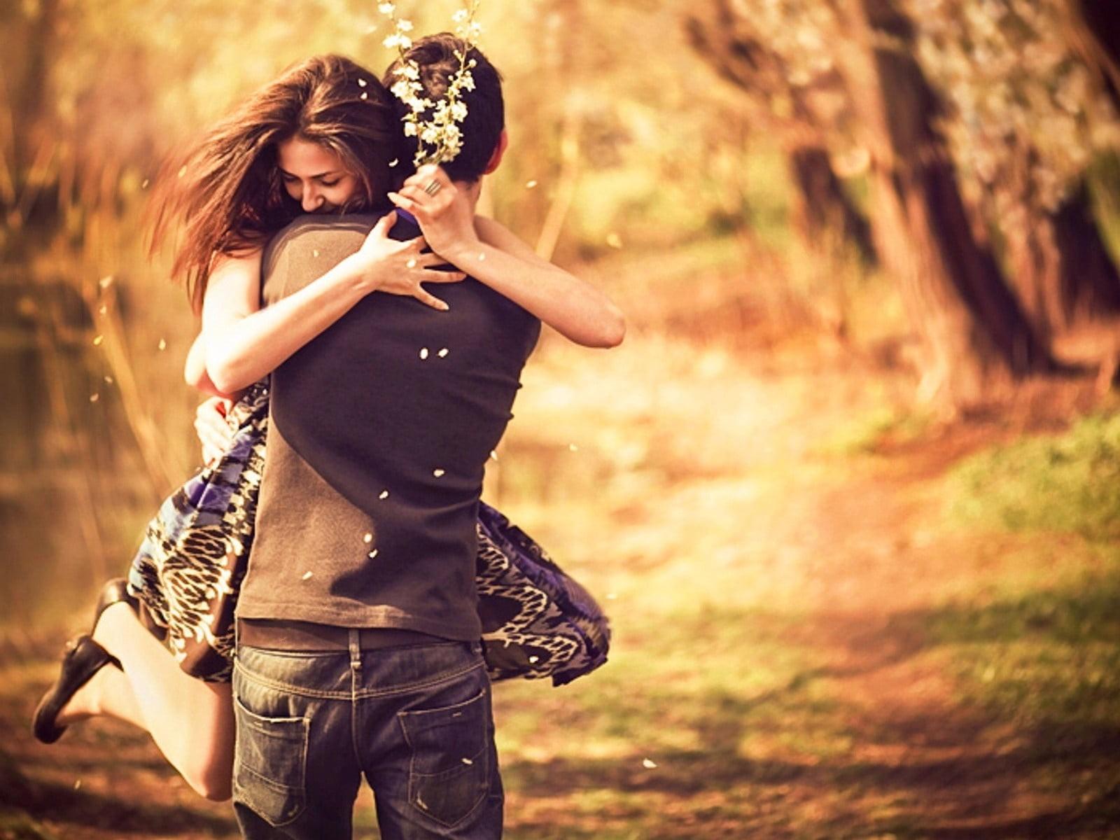 1600x1200 Wallpaper / hairstyle, portrait, hugging, couple, gray, teenager, beautiful people, fashion, petals, nature, young adult, adult, young women, shirt, smiling, females free download