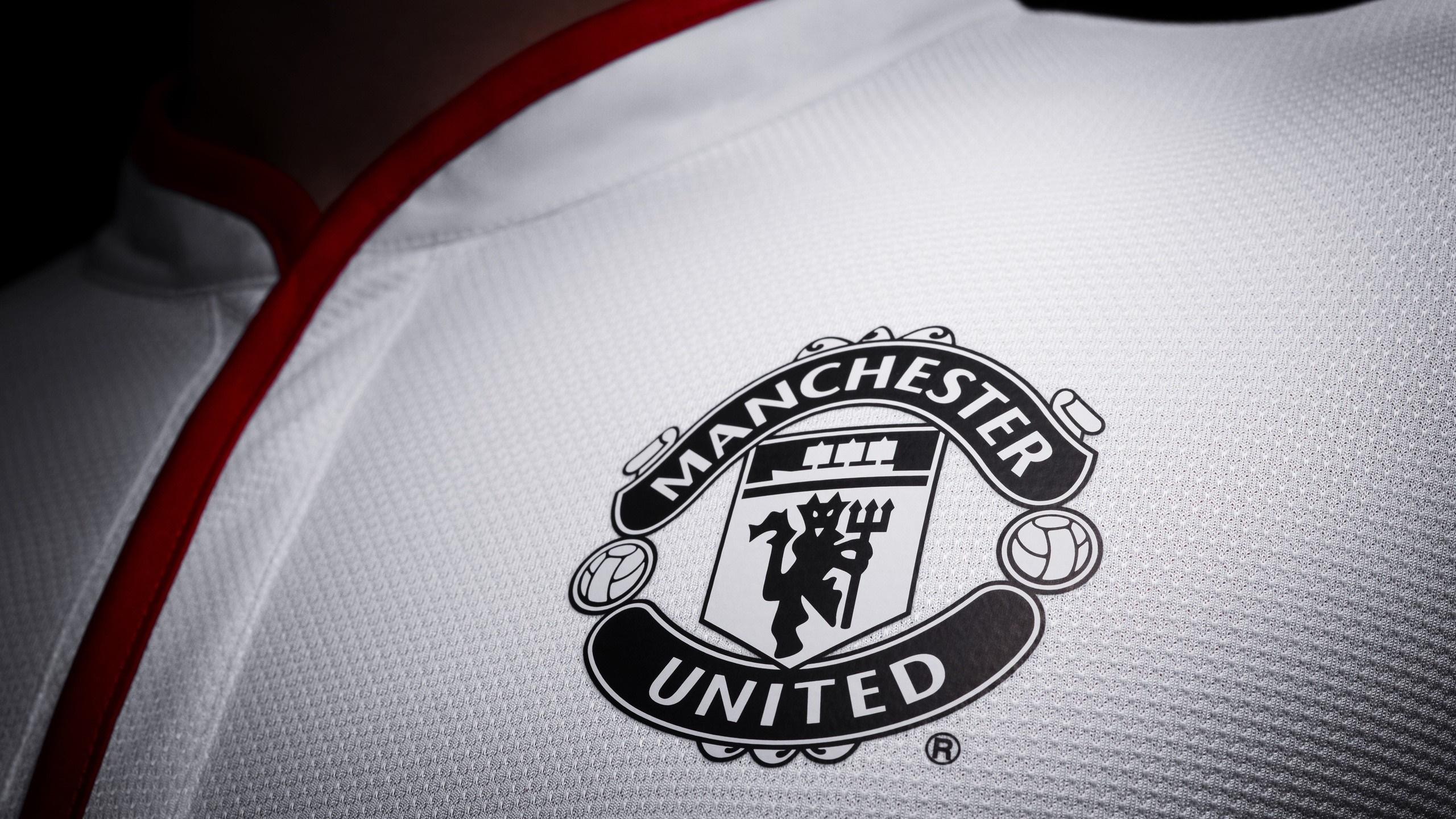 2560x1440 sports, white, monochrome, T shirt, logo, brand, clothing, Manchester United, cap, trademark Gallery HD Wallpaper