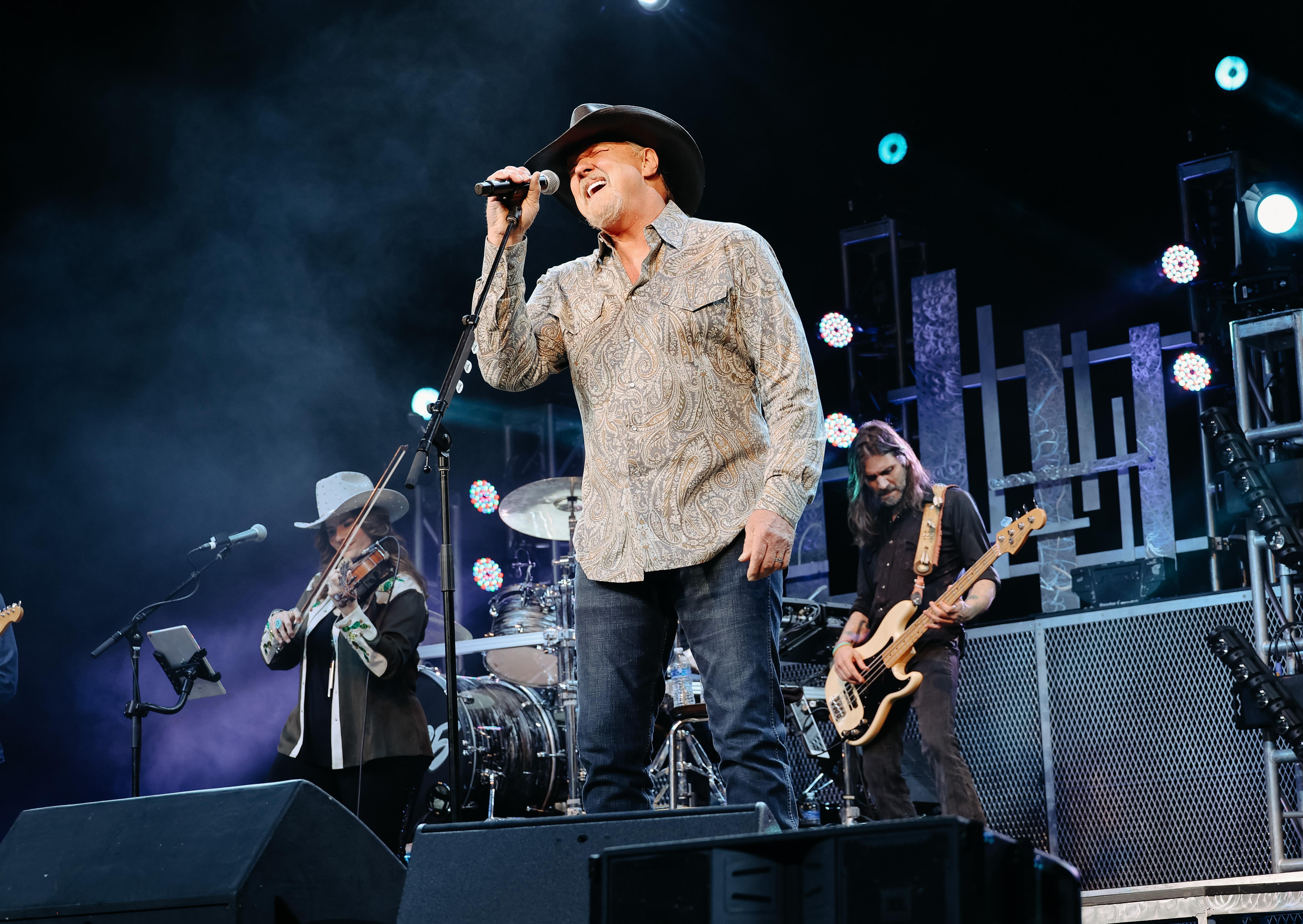 5377x3814 Trace Adkins to perform in between USFL playoff games