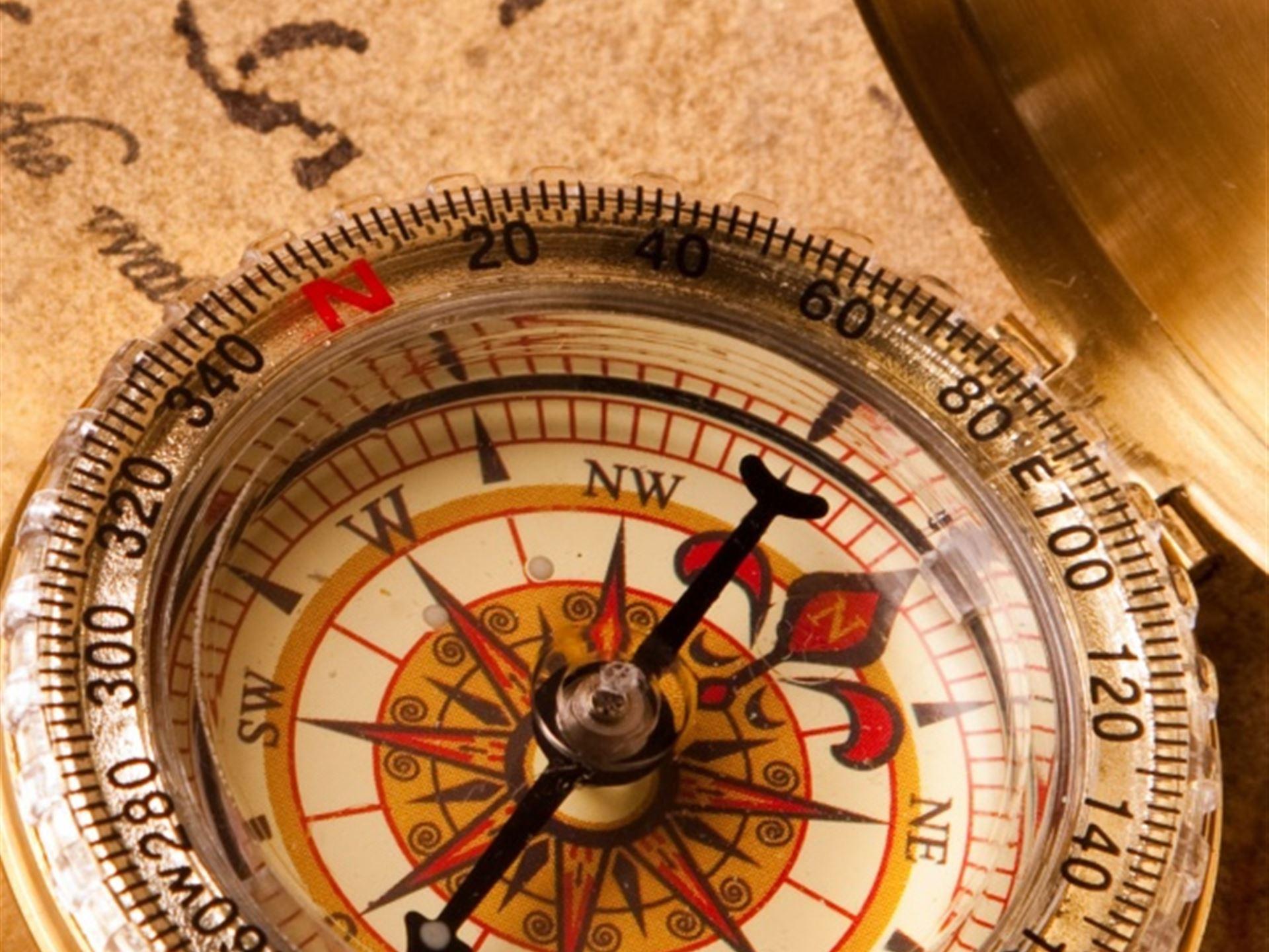 1920x1440 Vintage Compass Closeup iPhone 4s Wallpaper Free Download
