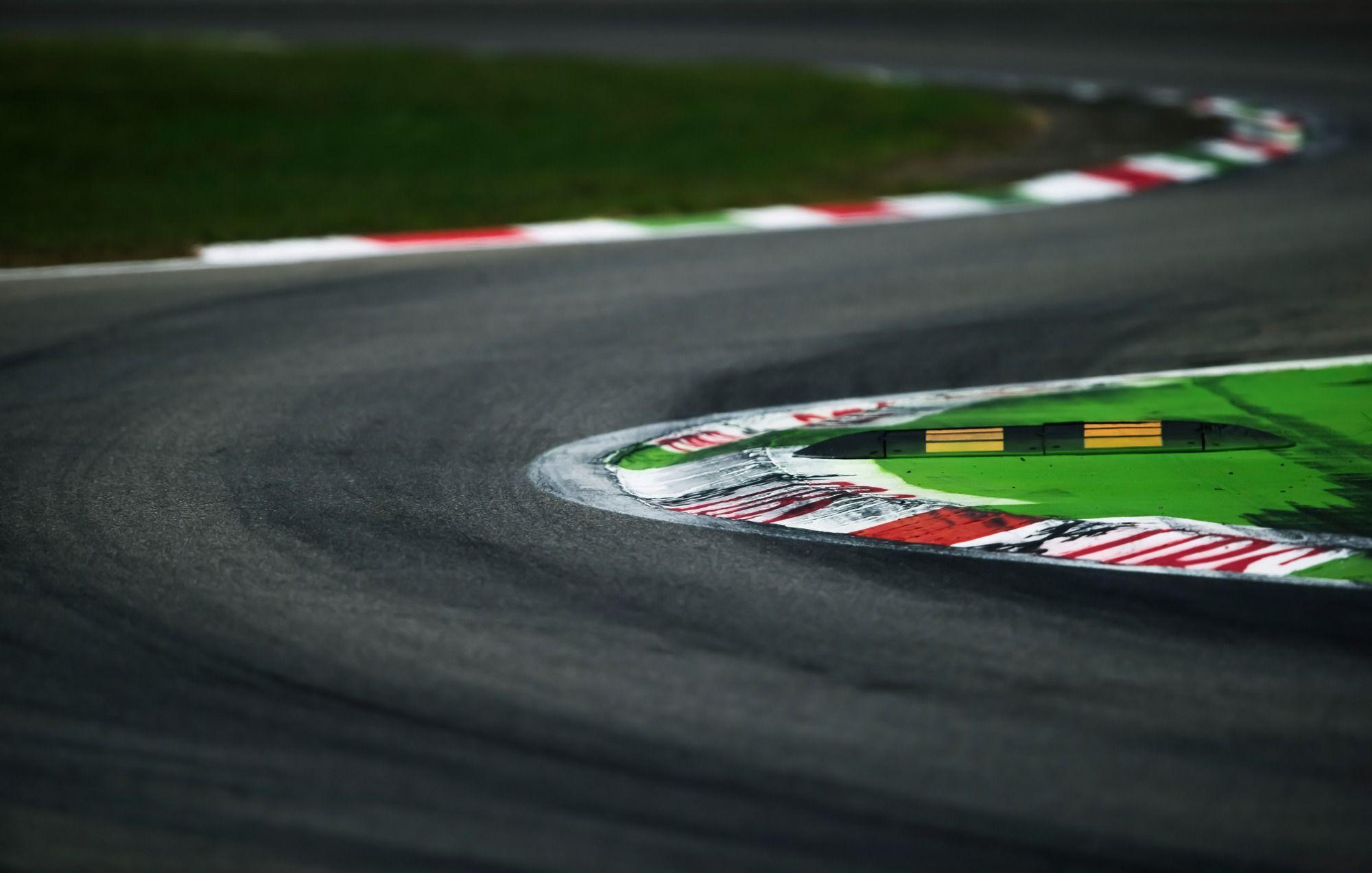 2000x1273 F1 Track Wallpaper