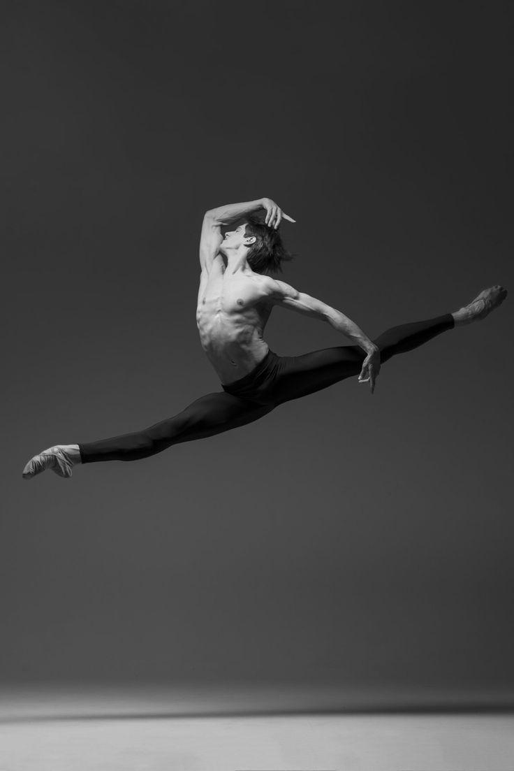 736x1103 Ένας χορευτής κάνει Gran Jete. Male ballet dancers, Ballet dancers, Male dancer