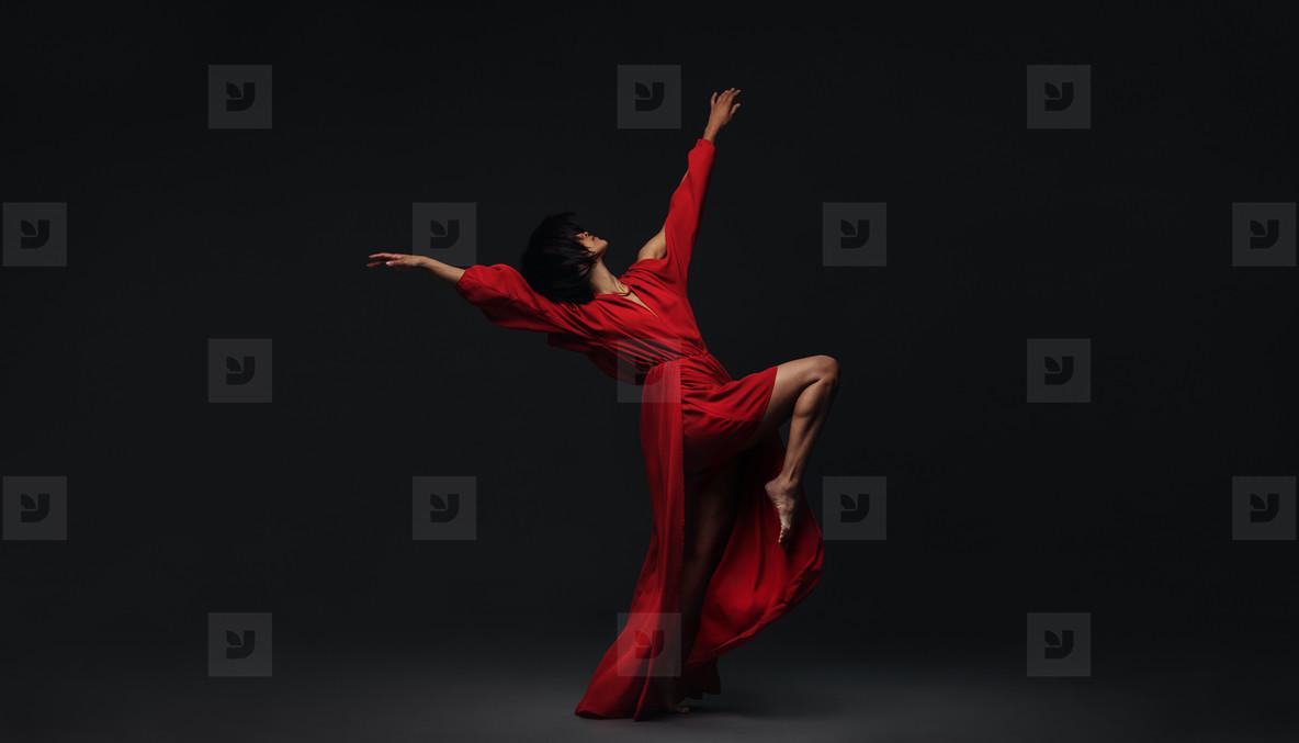 1184x677 Female dancer performing contemporary dance style