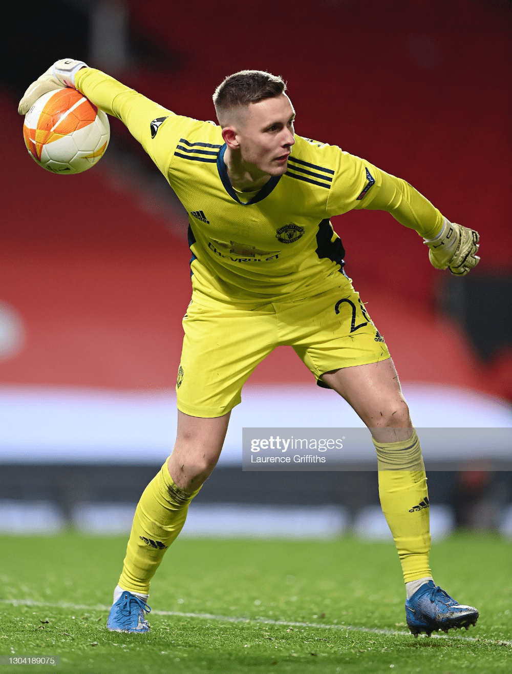 1000x1315 Dean Henderson of Manchester United rolls out the ball during the. Manchester united, Manchester united team, Manchester