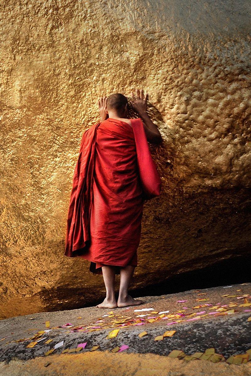 800x1200 Download wallpaper 800x1200 buddha, chayttiyo pagoda, golden hill